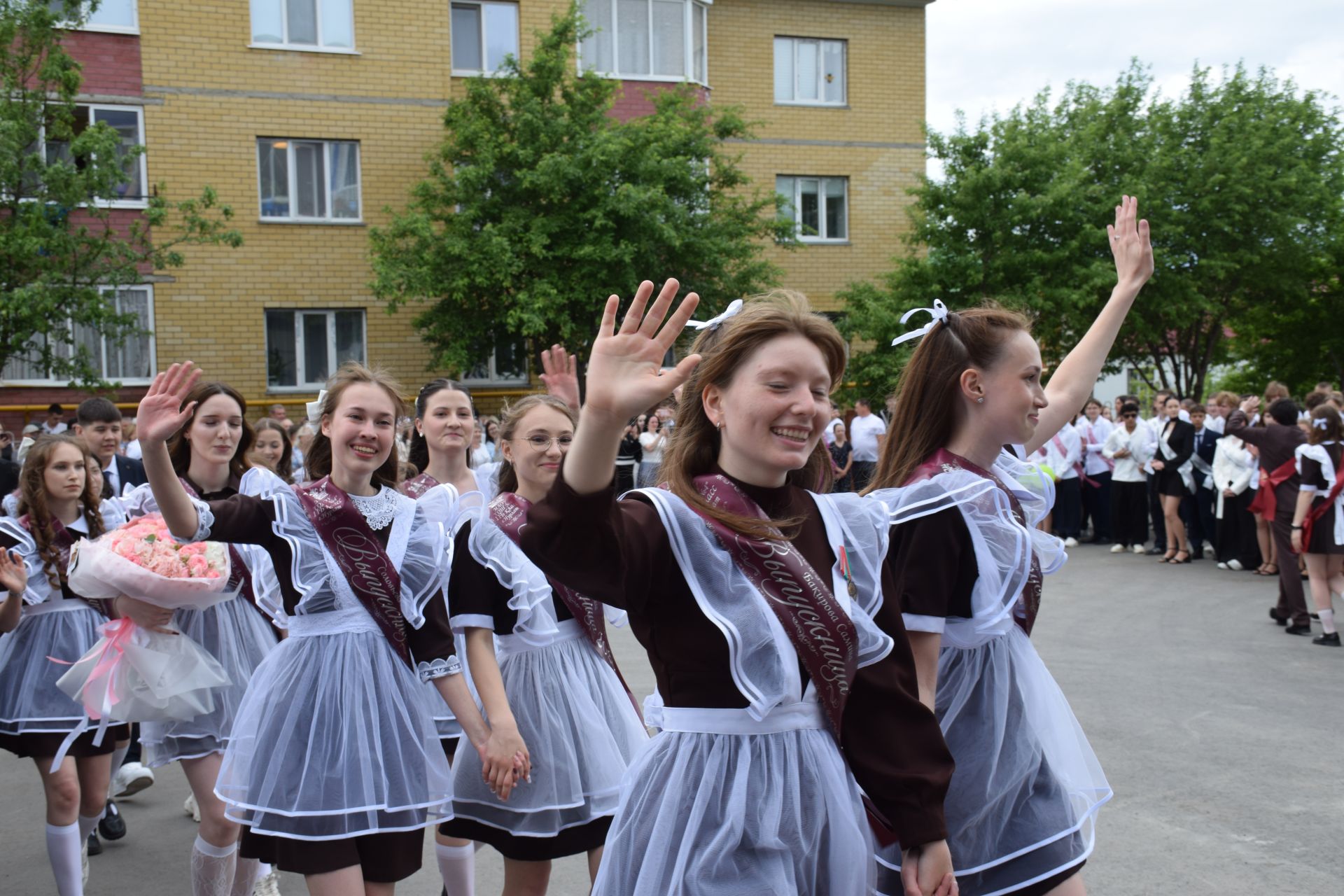 Последний звонок в «чужих» стенах, но с родным сердцем: как школа №4 города Нурлат прощалась с выпускниками