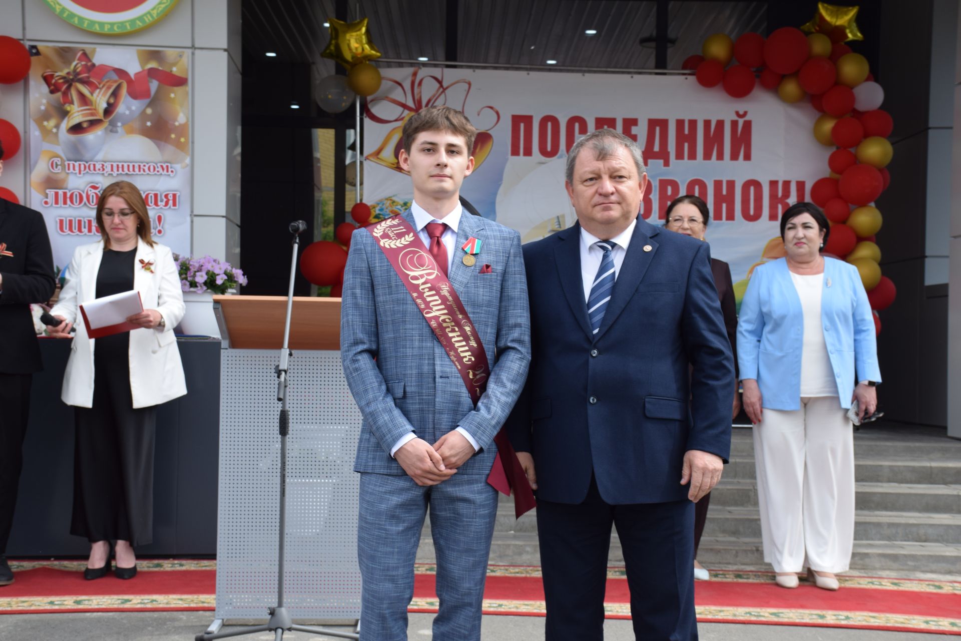 Последний звонок как начало пути: 220 выпускников Нурлатского района шагнули во взрослую жизнь