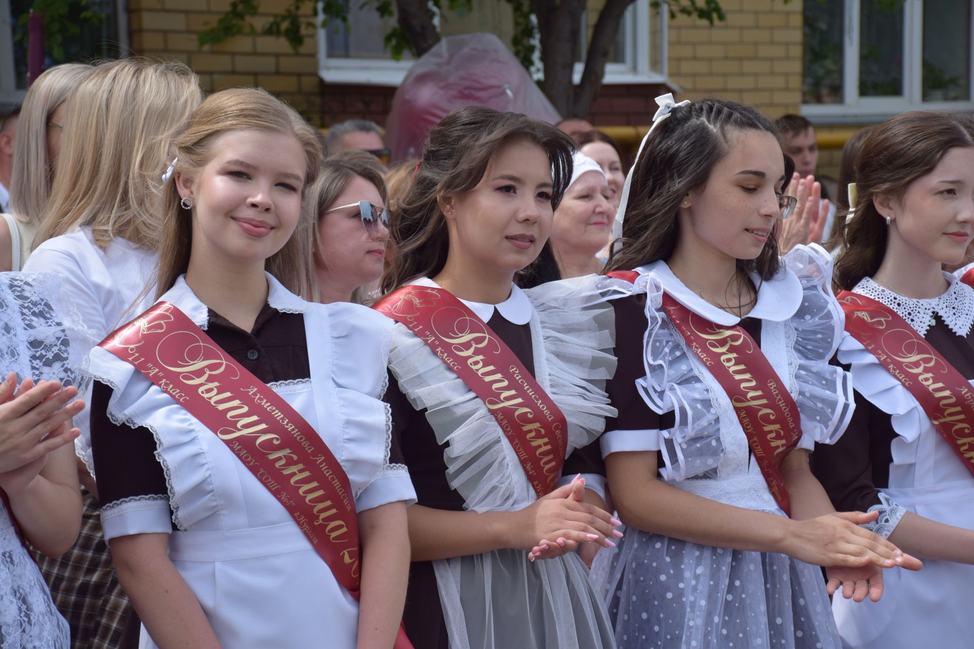 Последний звонок в «чужих» стенах, но с родным сердцем: как школа №4 города Нурлат прощалась с выпускниками