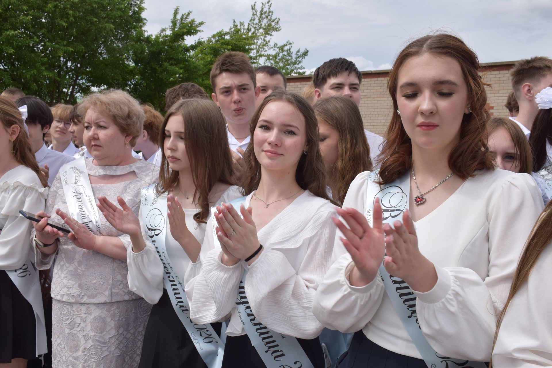 Последний звонок в «чужих» стенах, но с родным сердцем: как школа №4 города Нурлат прощалась с выпускниками