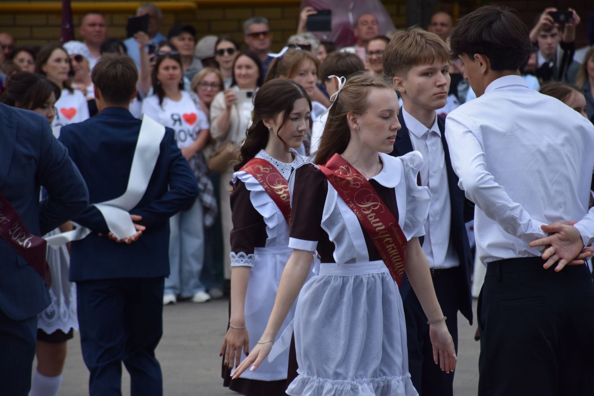 Последний звонок в «чужих» стенах, но с родным сердцем: как школа №4 города Нурлат прощалась с выпускниками
