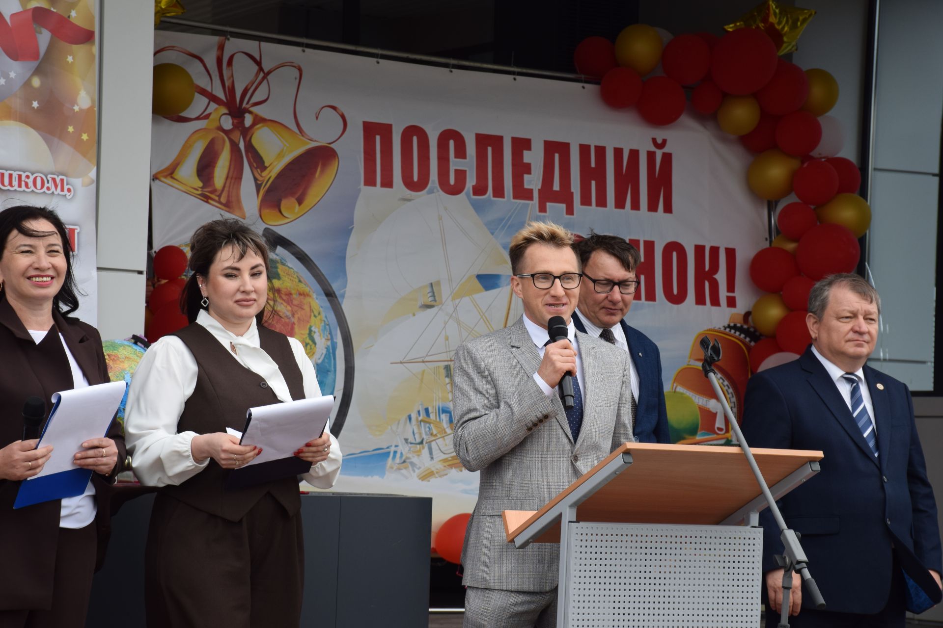 Последний звонок в «чужих» стенах, но с родным сердцем: как школа №4 города Нурлат прощалась с выпускниками