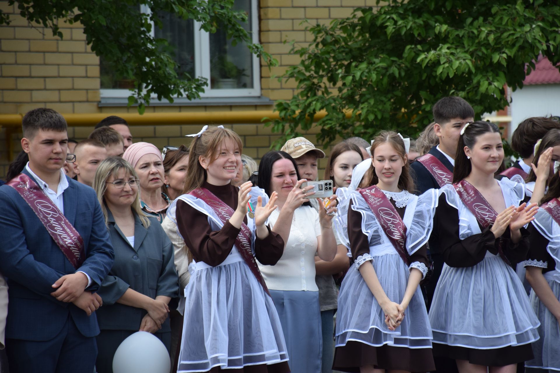 Последний звонок в «чужих» стенах, но с родным сердцем: как школа №4 города Нурлат прощалась с выпускниками