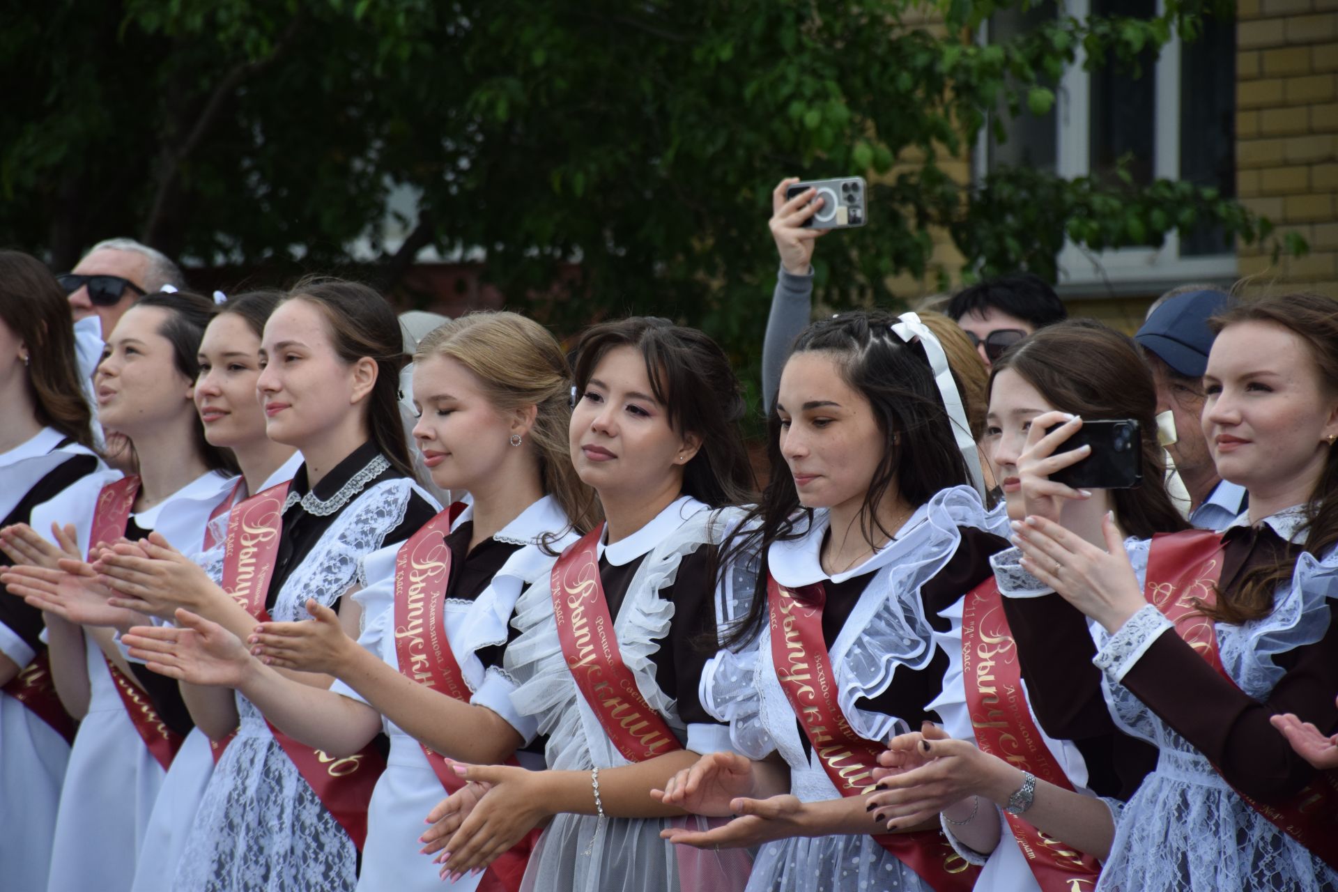 Последний звонок в «чужих» стенах, но с родным сердцем: как школа №4 города Нурлат прощалась с выпускниками