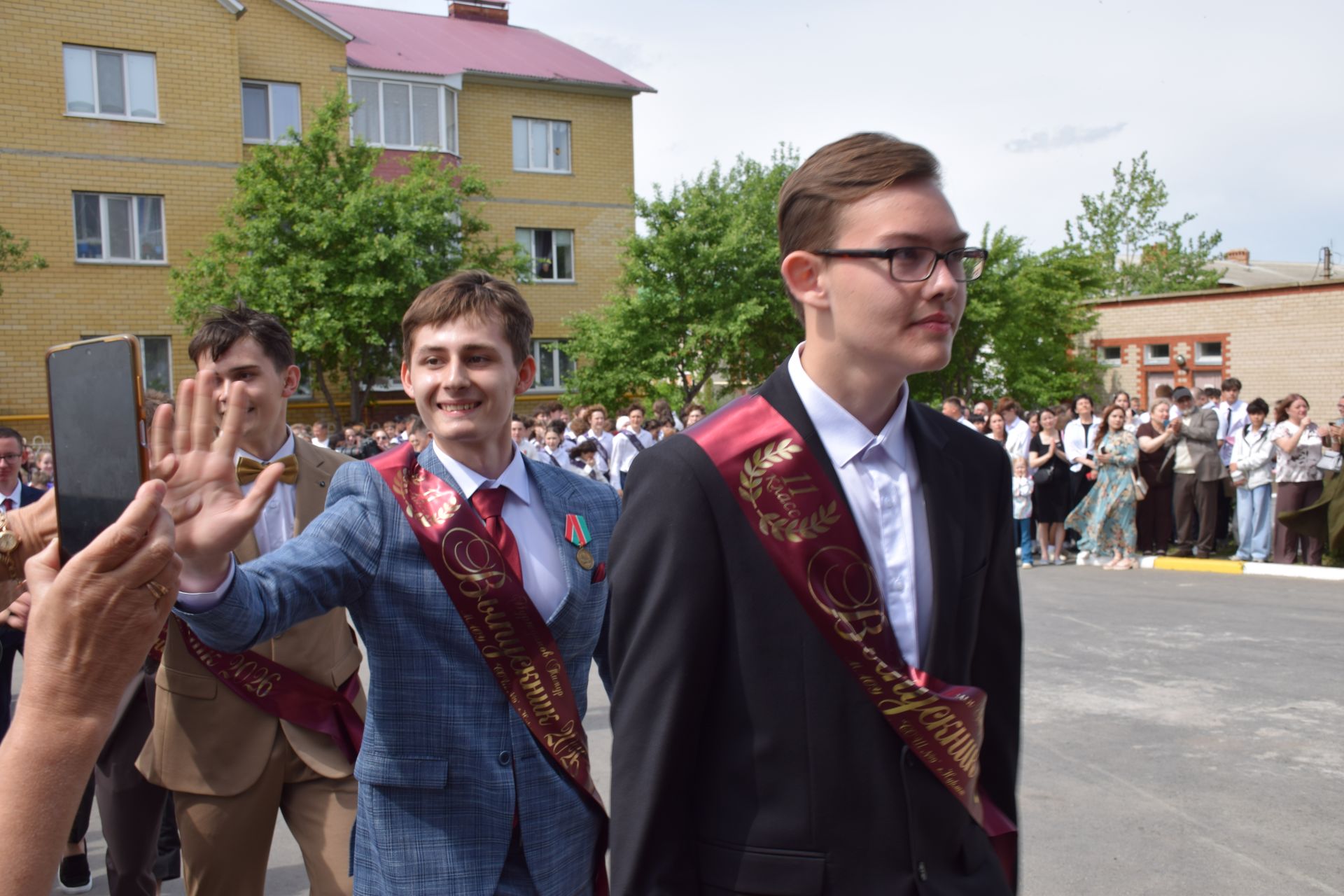Последний звонок как начало пути: 220 выпускников Нурлатского района шагнули во взрослую жизнь