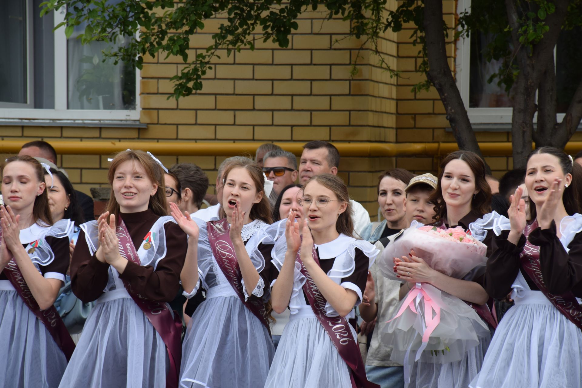 Последний звонок в «чужих» стенах, но с родным сердцем: как школа №4 города Нурлат прощалась с выпускниками