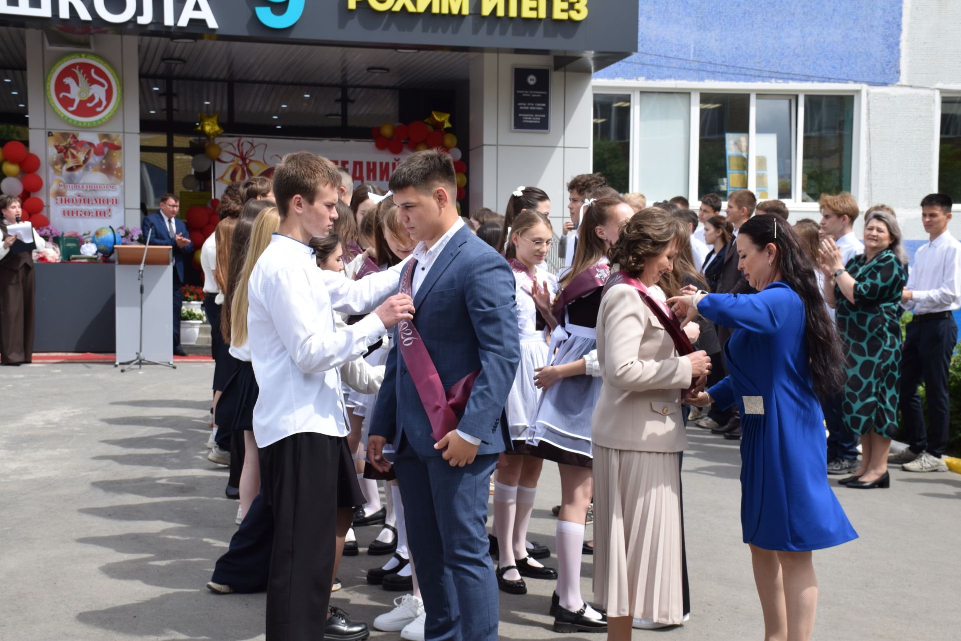 Последний звонок в «чужих» стенах, но с родным сердцем: как школа №4 города Нурлат прощалась с выпускниками