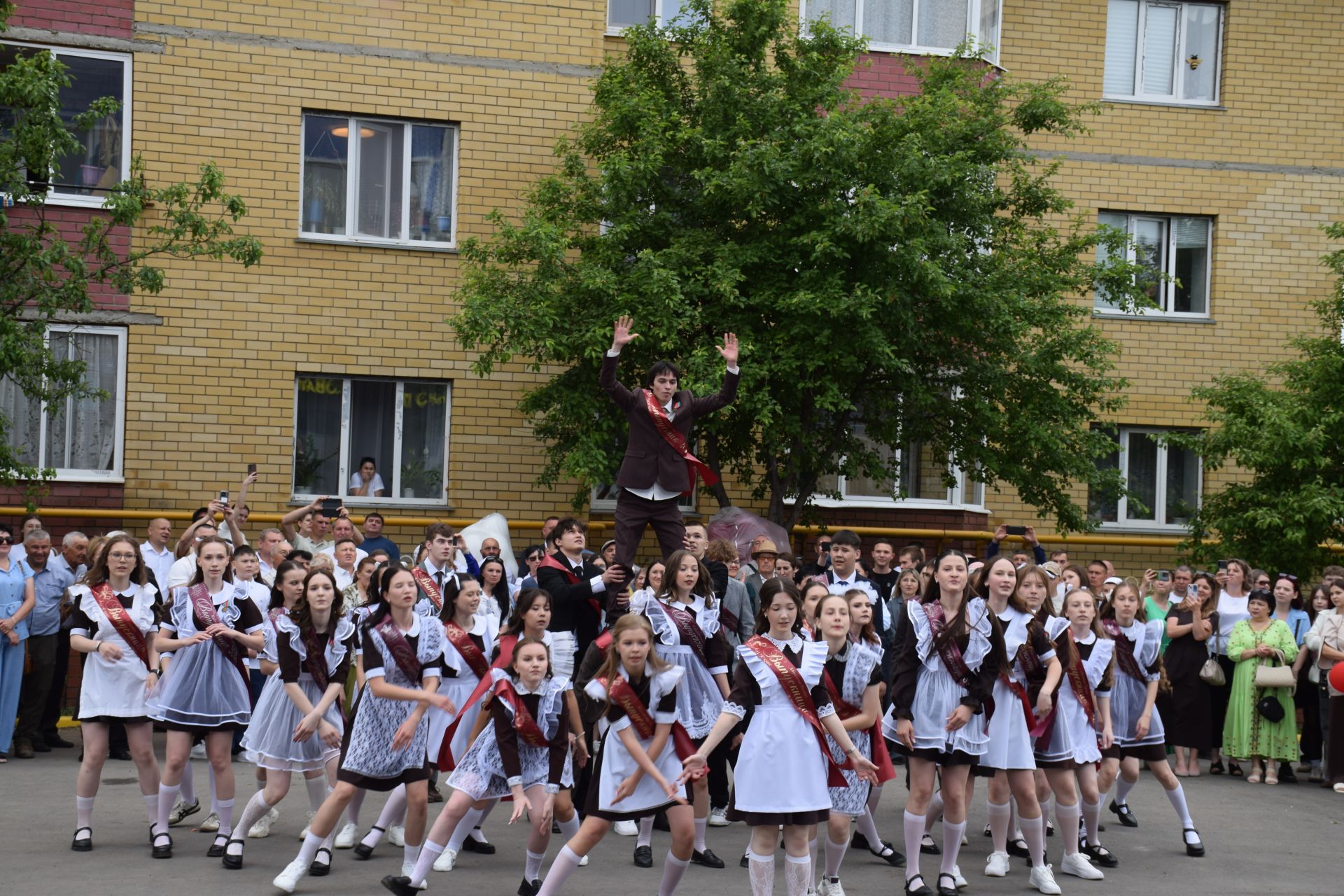 Последний звонок в «чужих» стенах, но с родным сердцем: как школа №4 города Нурлат прощалась с выпускниками