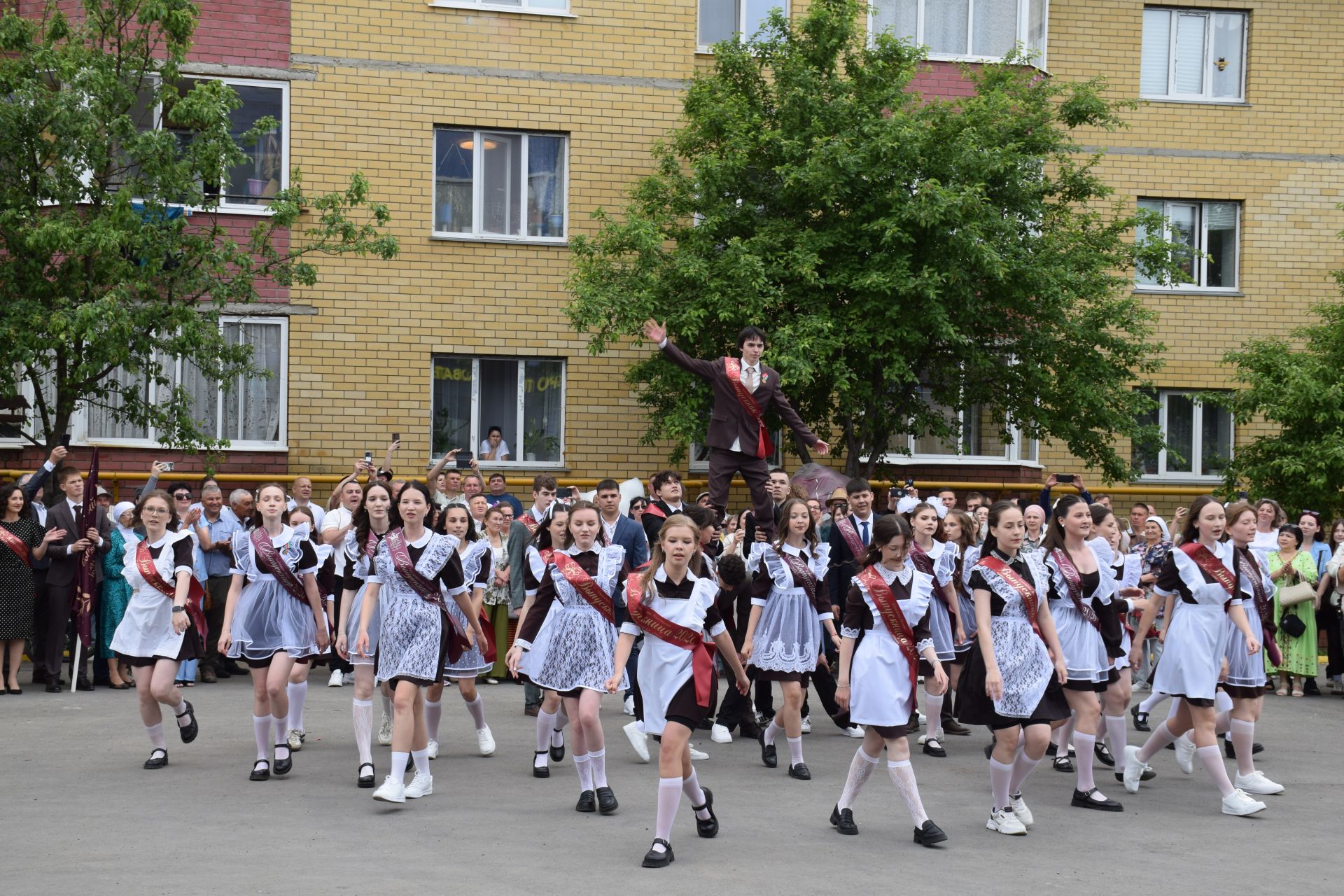 Последний звонок в «чужих» стенах, но с родным сердцем: как школа №4 города Нурлат прощалась с выпускниками