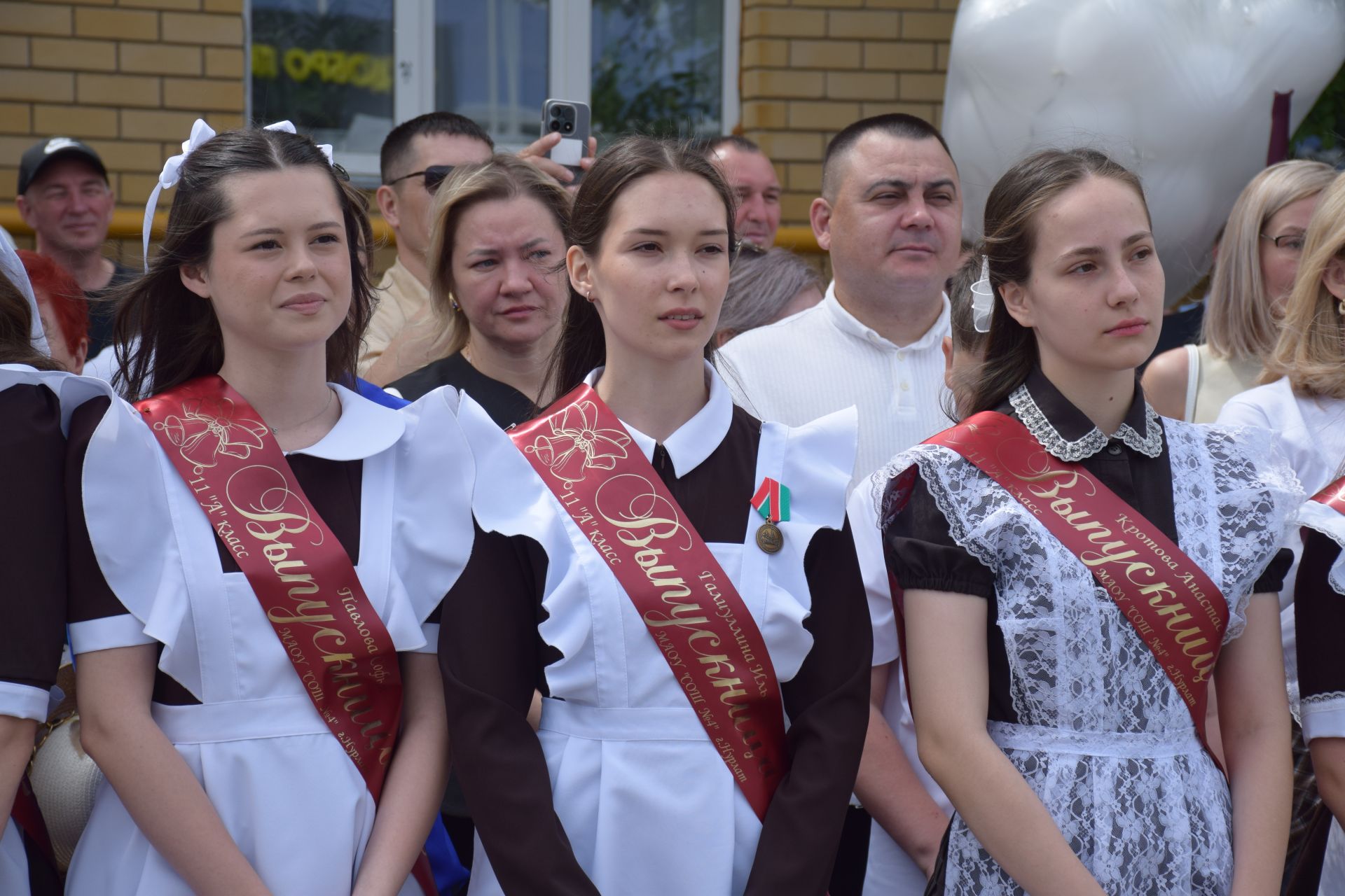 Последний звонок в «чужих» стенах, но с родным сердцем: как школа №4 города Нурлат прощалась с выпускниками