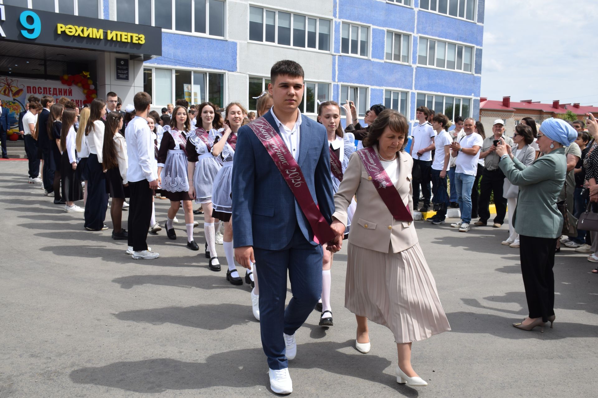 Последний звонок в «чужих» стенах, но с родным сердцем: как школа №4 города Нурлат прощалась с выпускниками