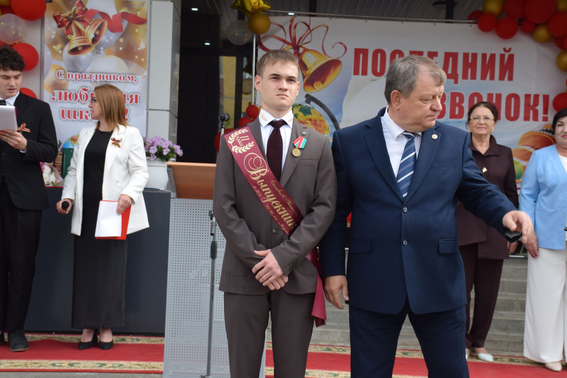 Последний звонок как начало пути: 220 выпускников Нурлатского района шагнули во взрослую жизнь