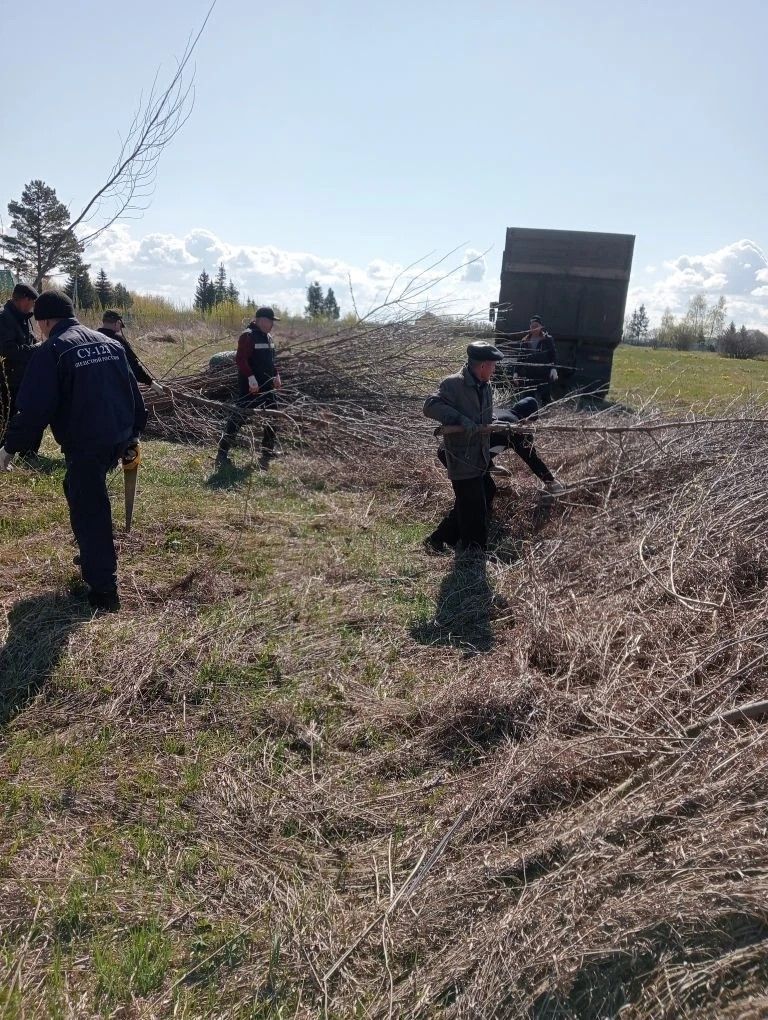 Жители Верхнего Нурлата привели в порядок кладбище во время субботника