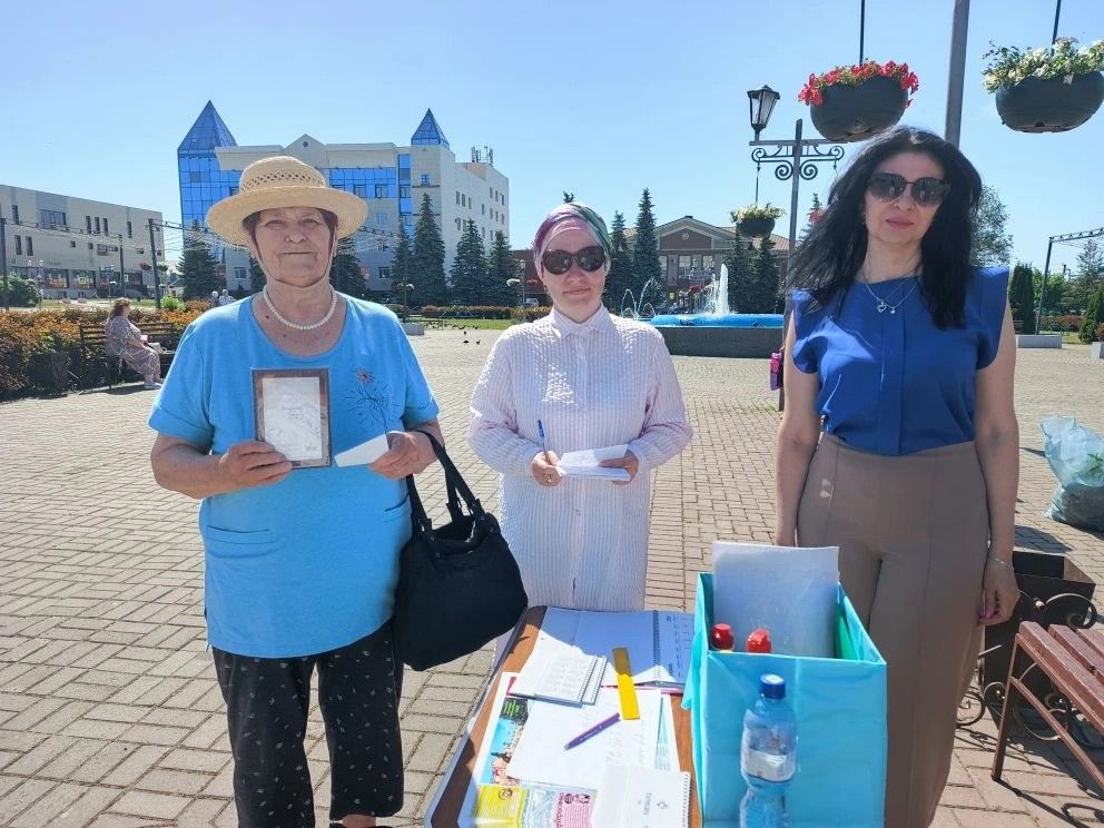 Нурлат-информ провёл День подписчика на центральной площади: встречи, традиции и тёплые отзывы читателей