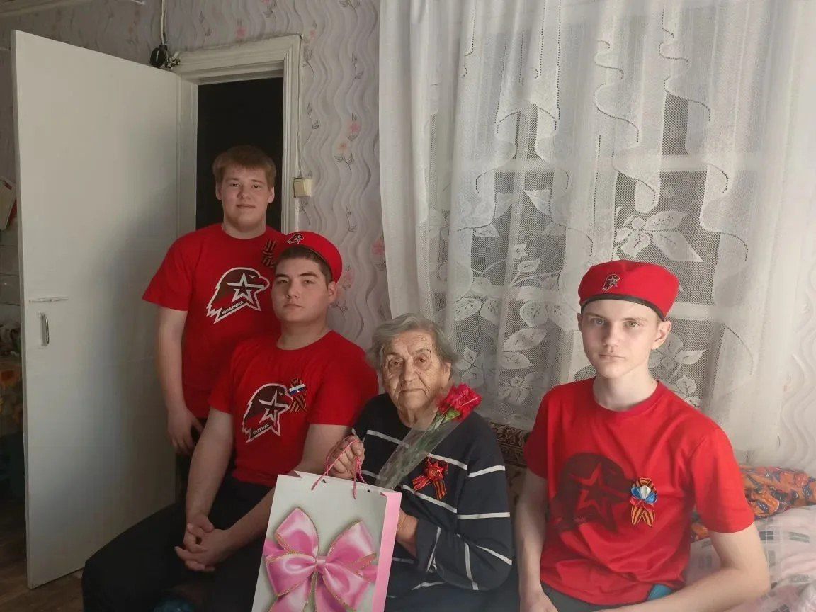 Юнармейцы школы №1 поздравили 95-летнюю труженицу тыла