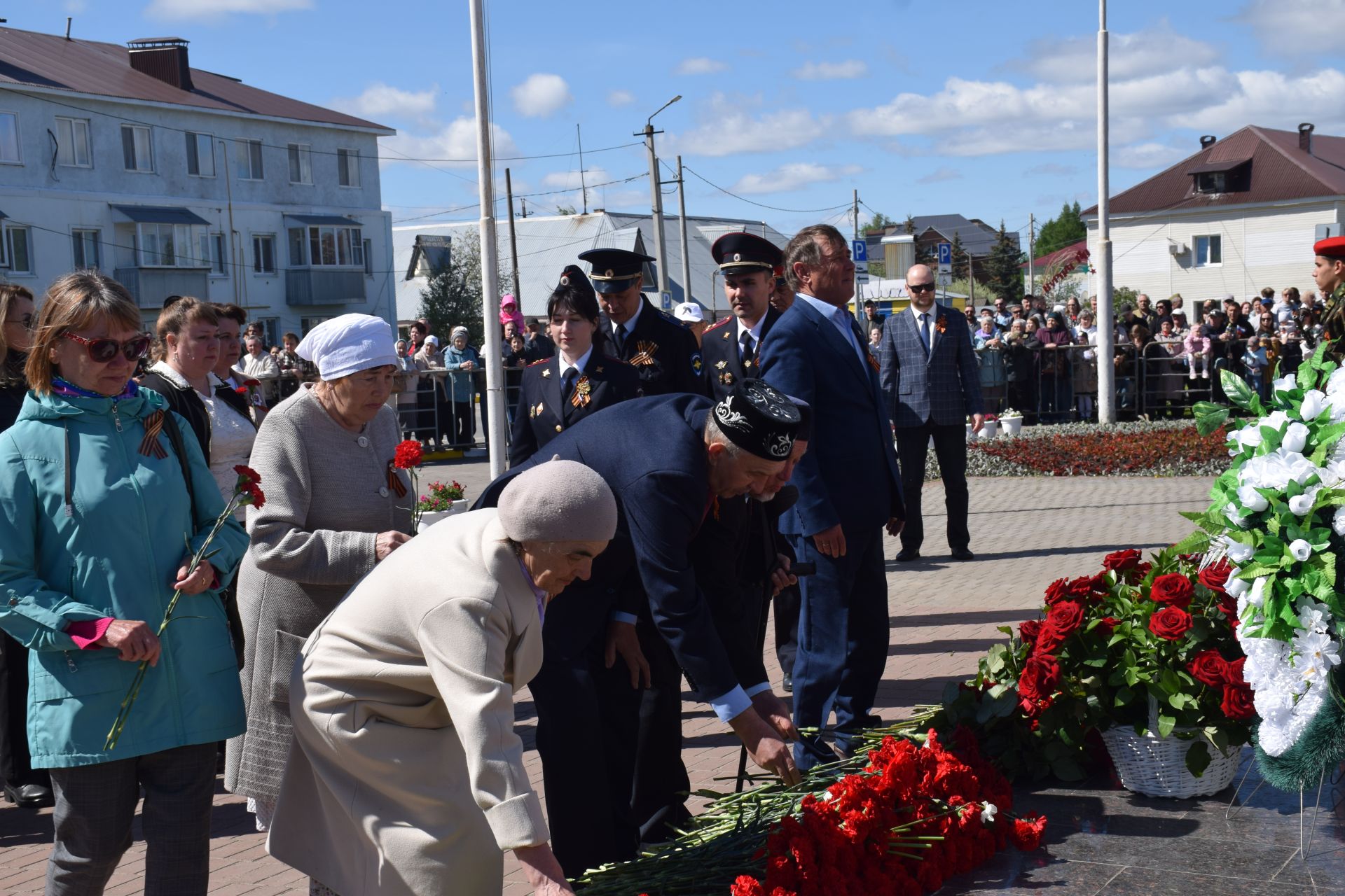 В День Победы нурлатцы возложили цветы к памятнику воину-освободителю