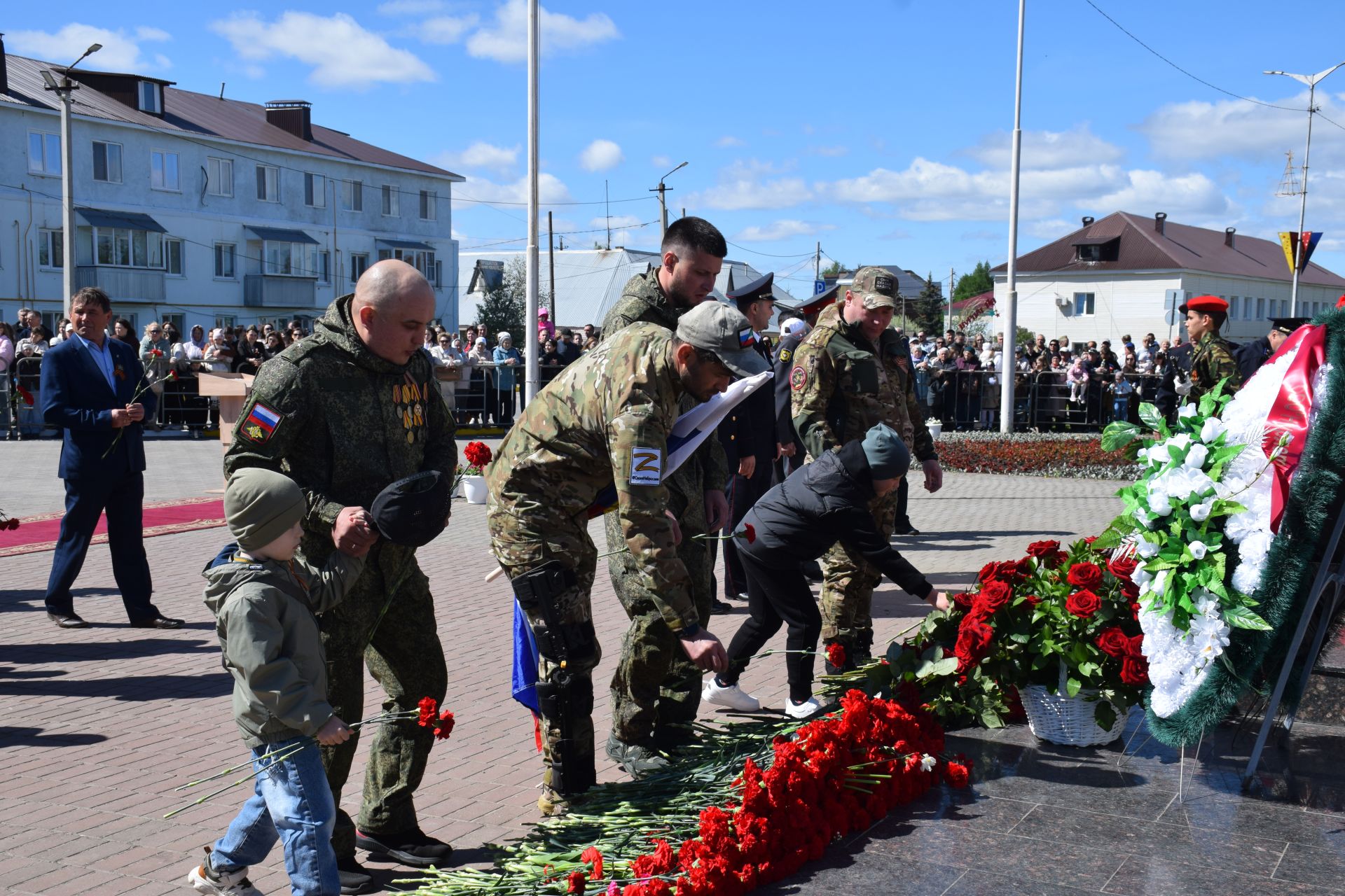 В День Победы нурлатцы возложили цветы к памятнику воину-освободителю
