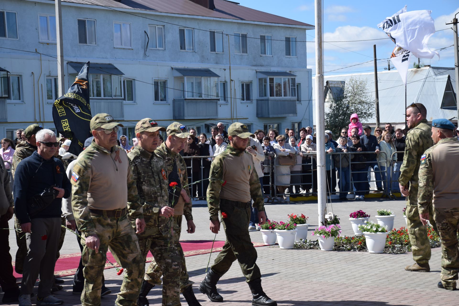 В День Победы нурлатцы возложили цветы к памятнику воину-освободителю