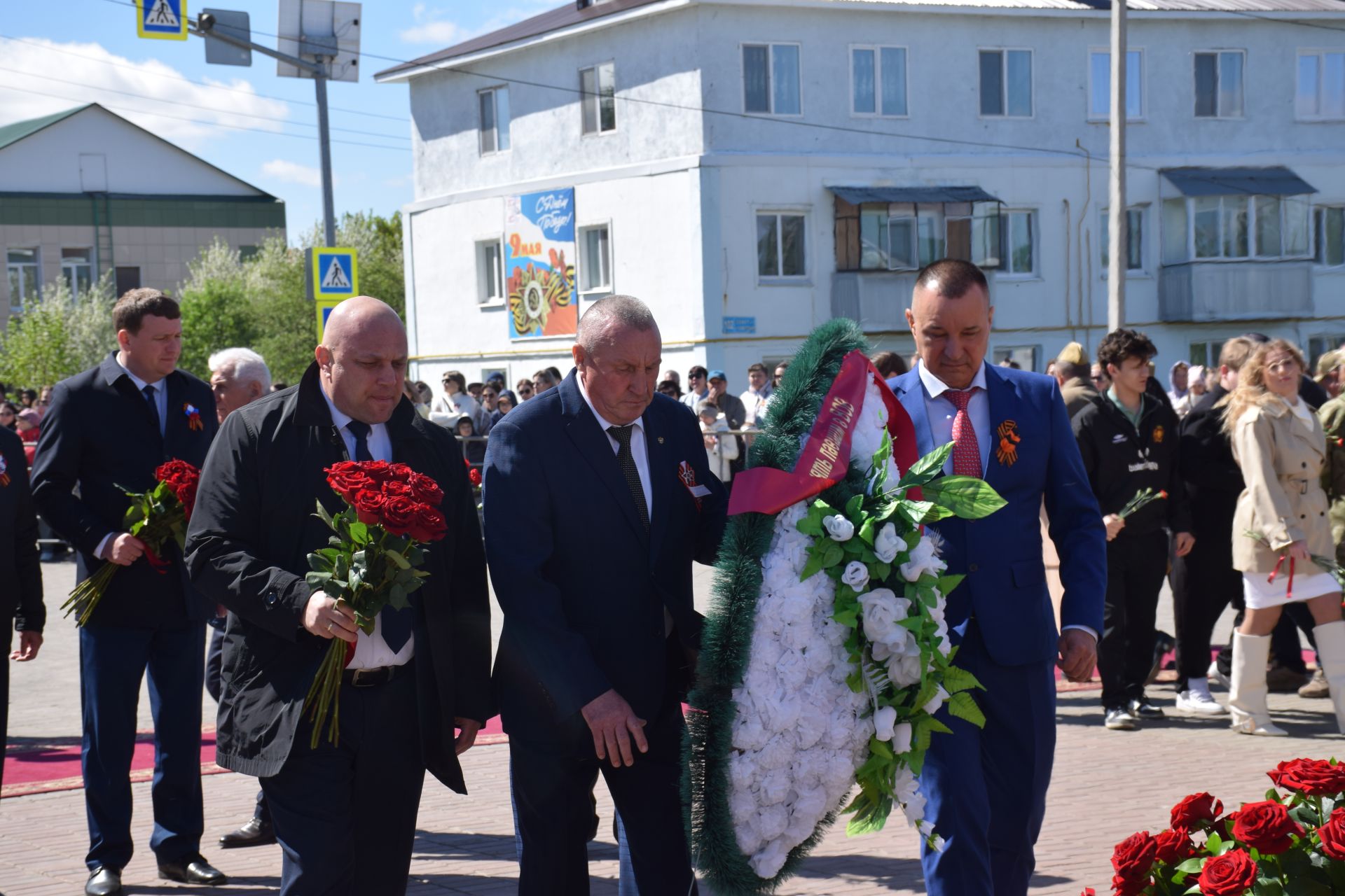 В День Победы нурлатцы возложили цветы к памятнику воину-освободителю