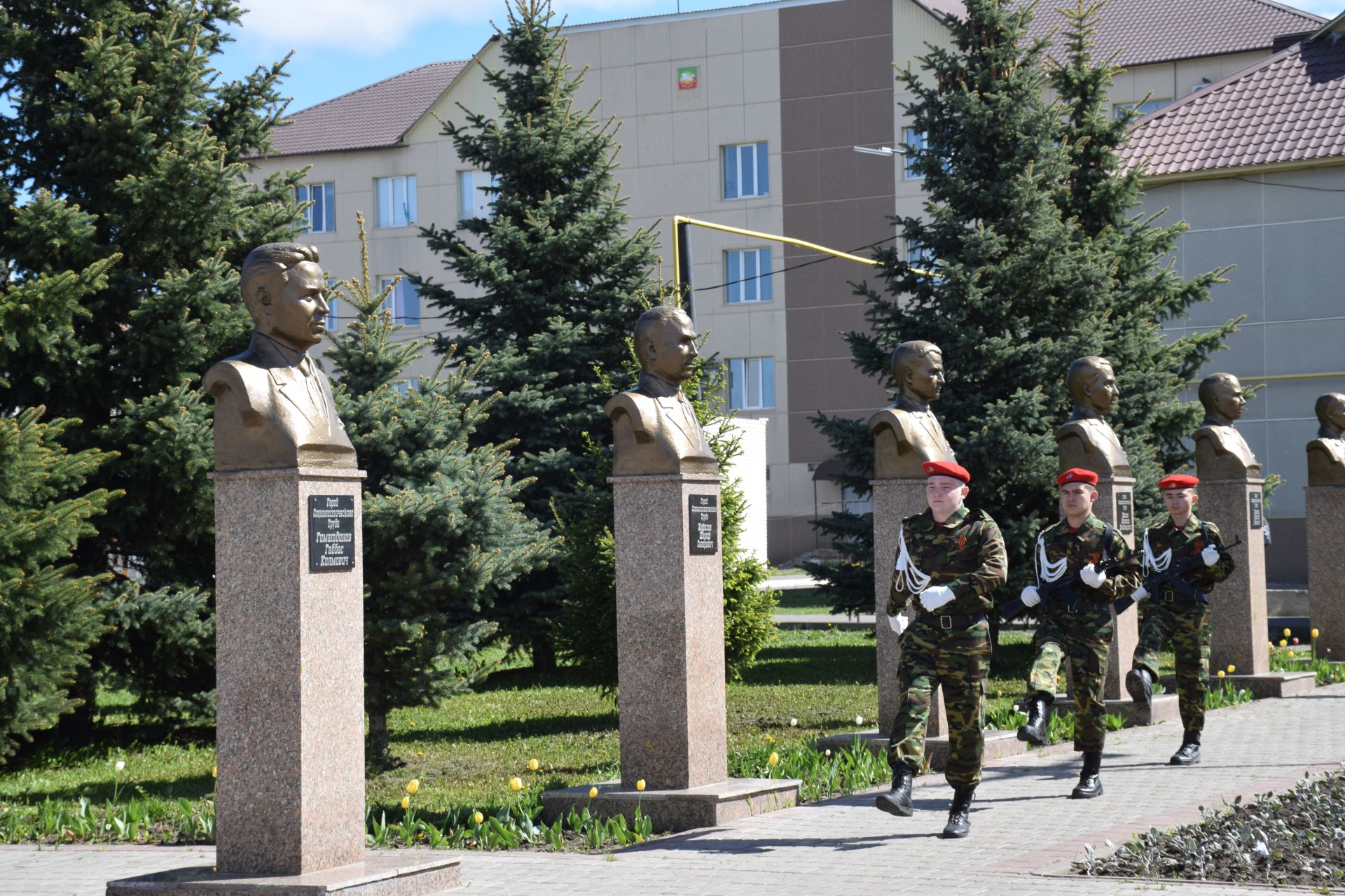 В День Победы нурлатцы возложили цветы к памятнику воину-освободителю