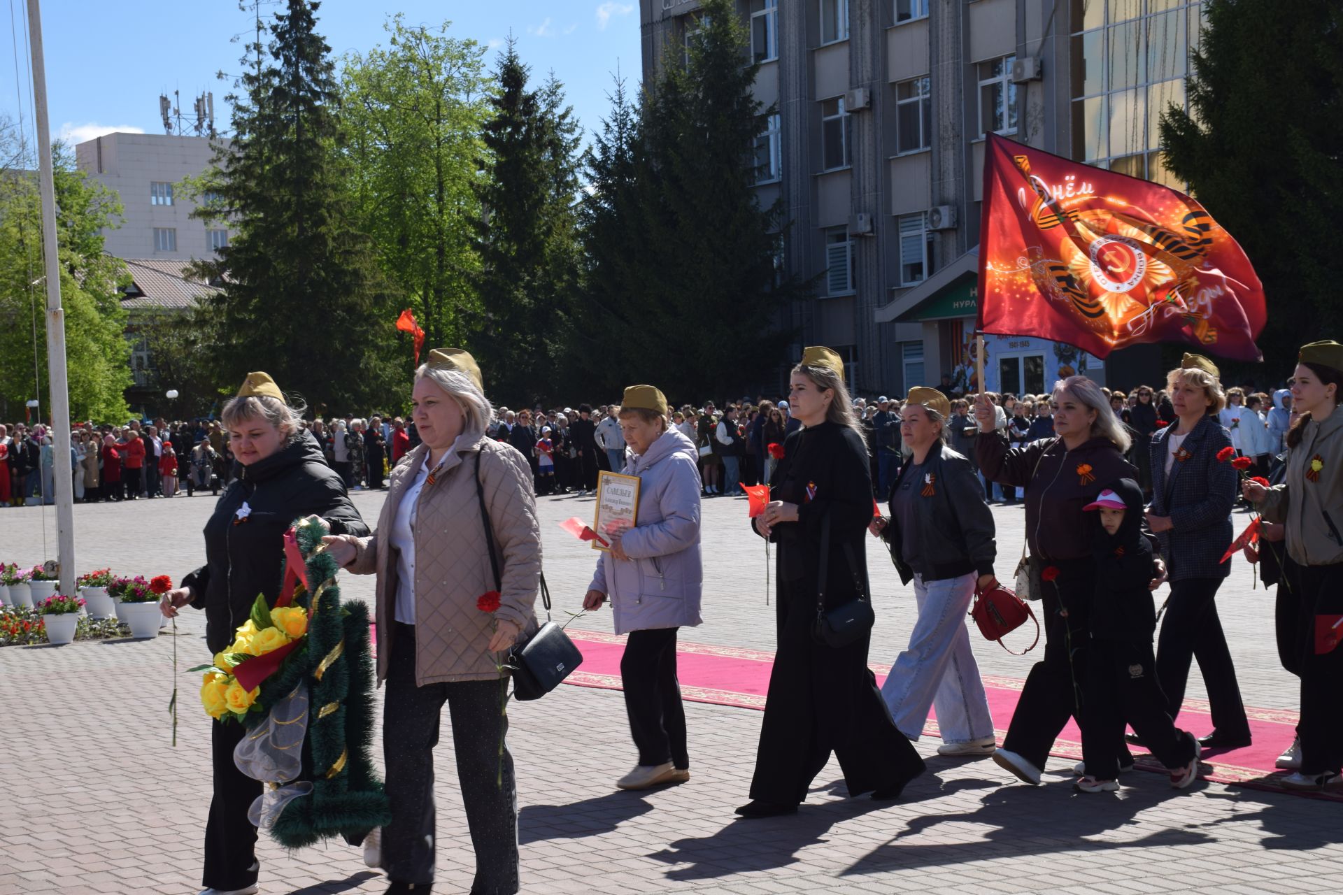 В День Победы нурлатцы возложили цветы к памятнику воину-освободителю