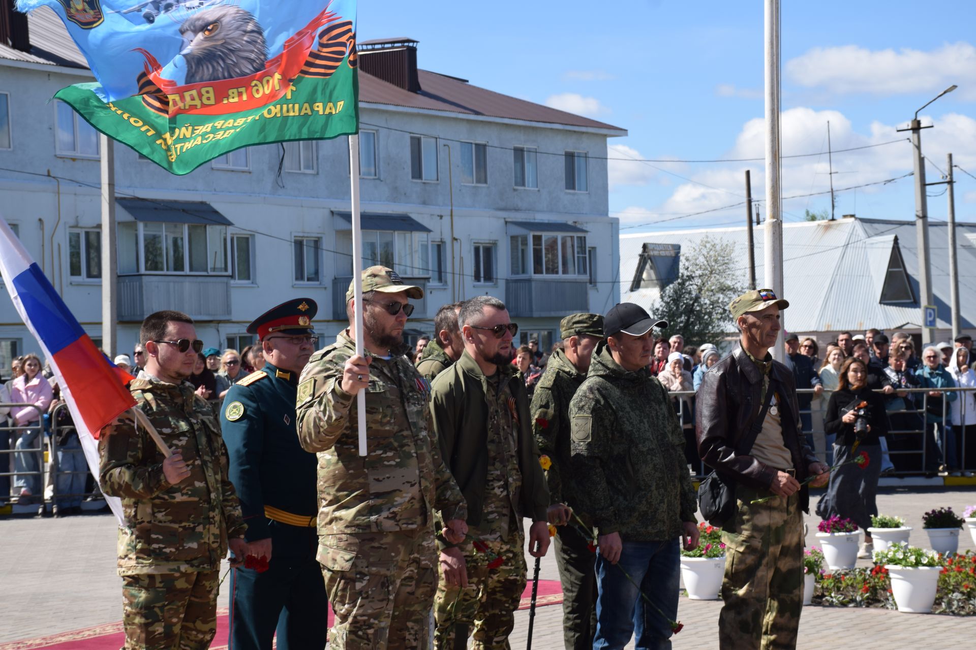 В День Победы нурлатцы возложили цветы к памятнику воину-освободителю