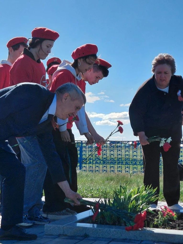 В Тарн-Варне юнармейцы и замглавы Нурлата возложили цветы к стеле в День Победы