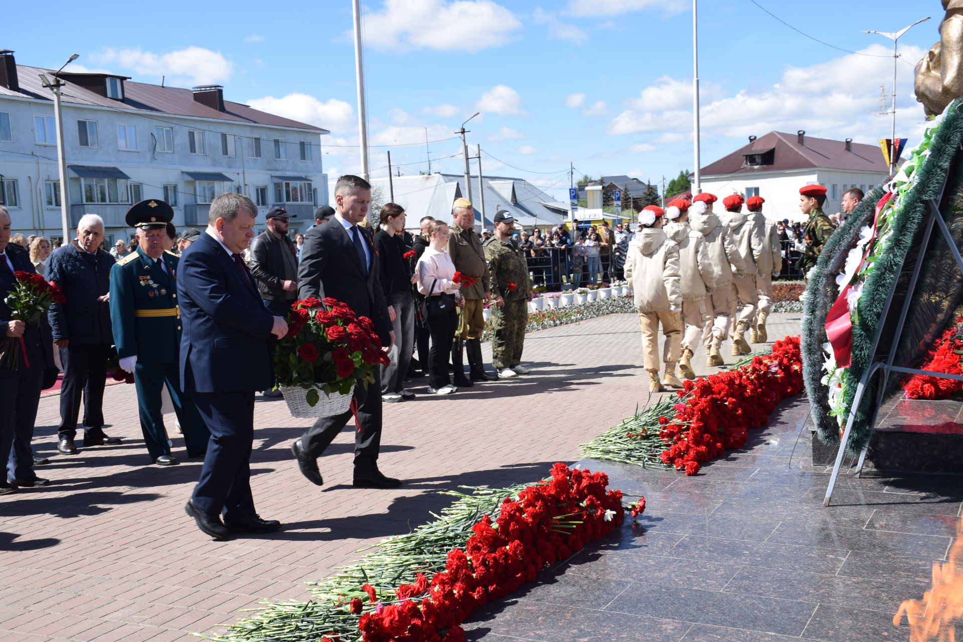 В День Победы нурлатцы возложили цветы к памятнику воину-освободителю