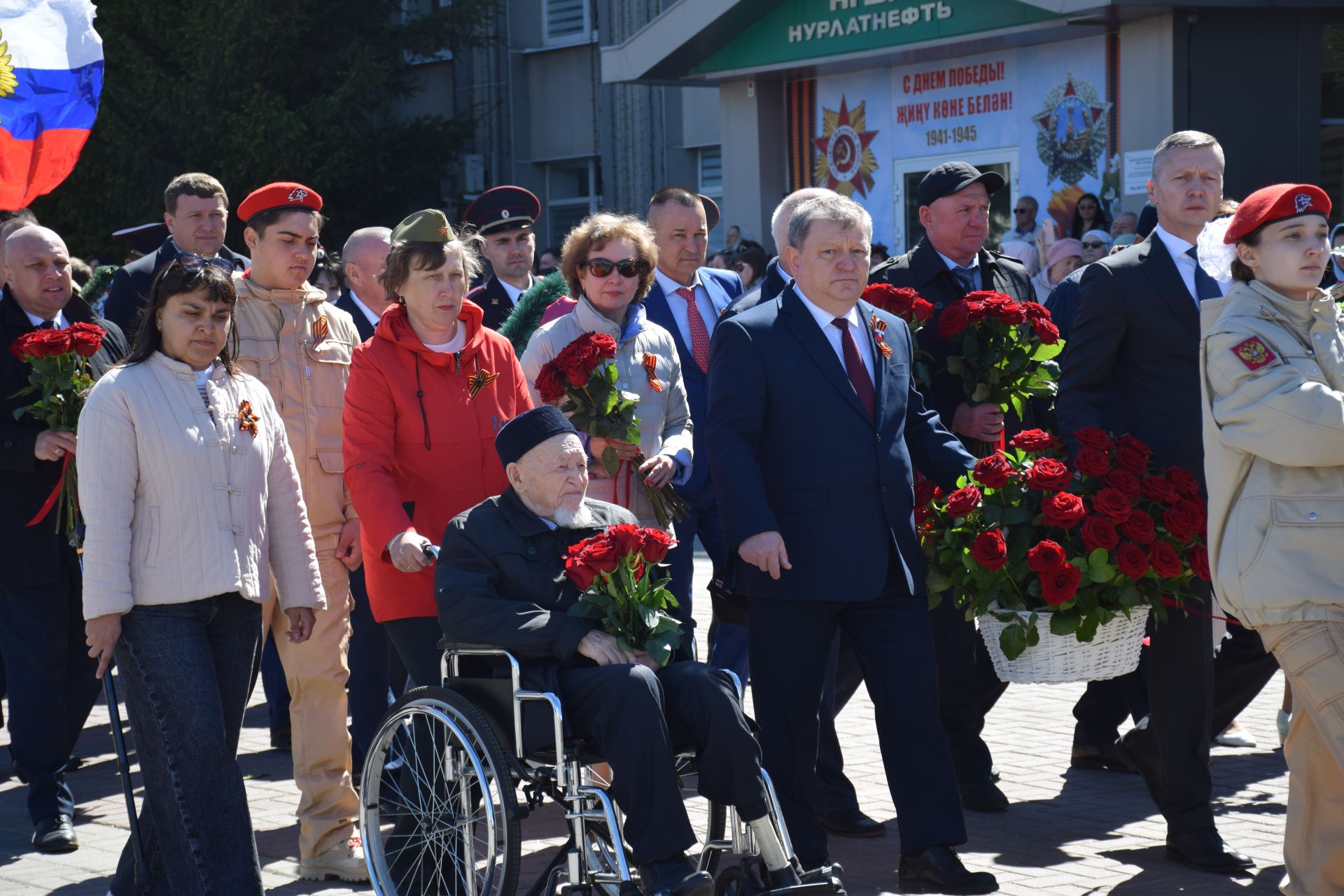 В День Победы нурлатцы возложили цветы к памятнику воину-освободителю
