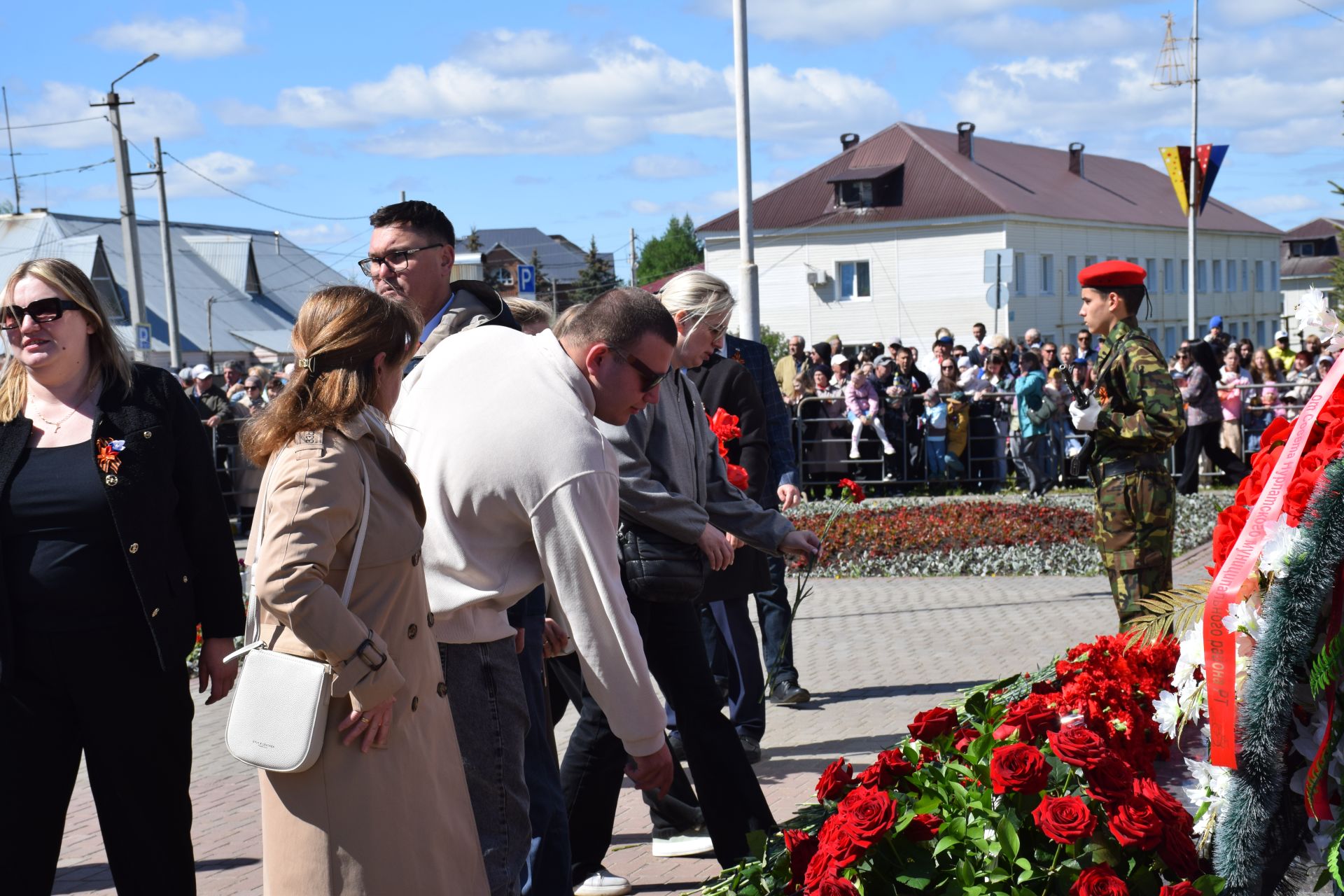В День Победы нурлатцы возложили цветы к памятнику воину-освободителю