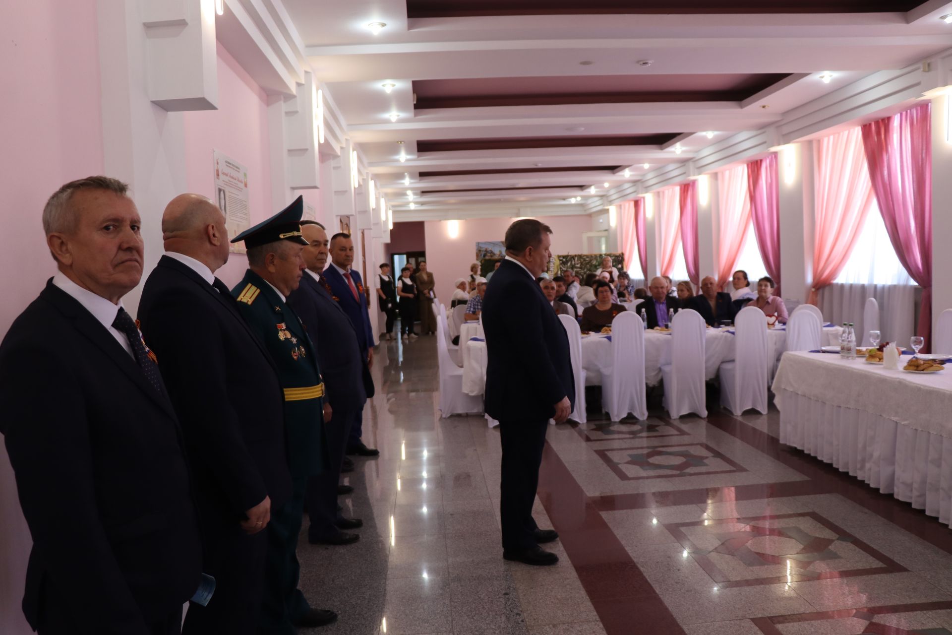 В Нурлате прошла торжественная встреча с участниками СВО и семьями героев в честь Дня Победы