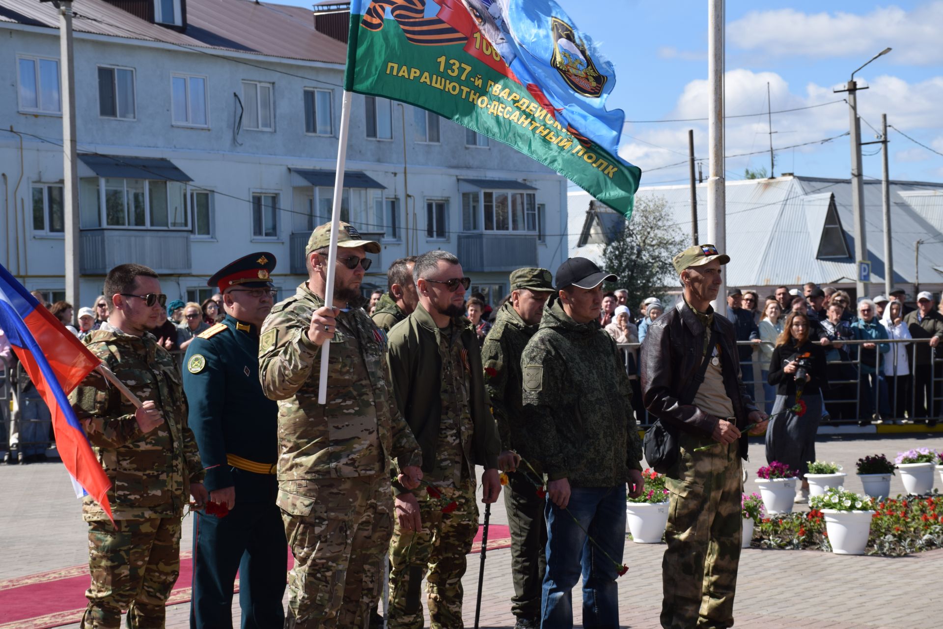 В День Победы нурлатцы возложили цветы к памятнику воину-освободителю