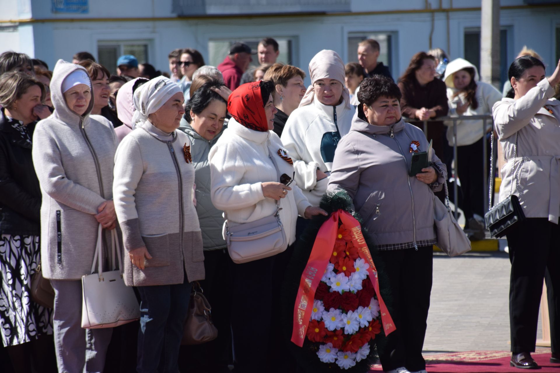 В День Победы нурлатцы возложили цветы к памятнику воину-освободителю
