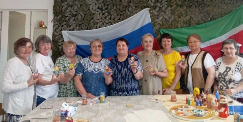 Душа в деревянной миниатюре: в Нурлате серебряные волонтеры оживили традиции на мастер-классе
