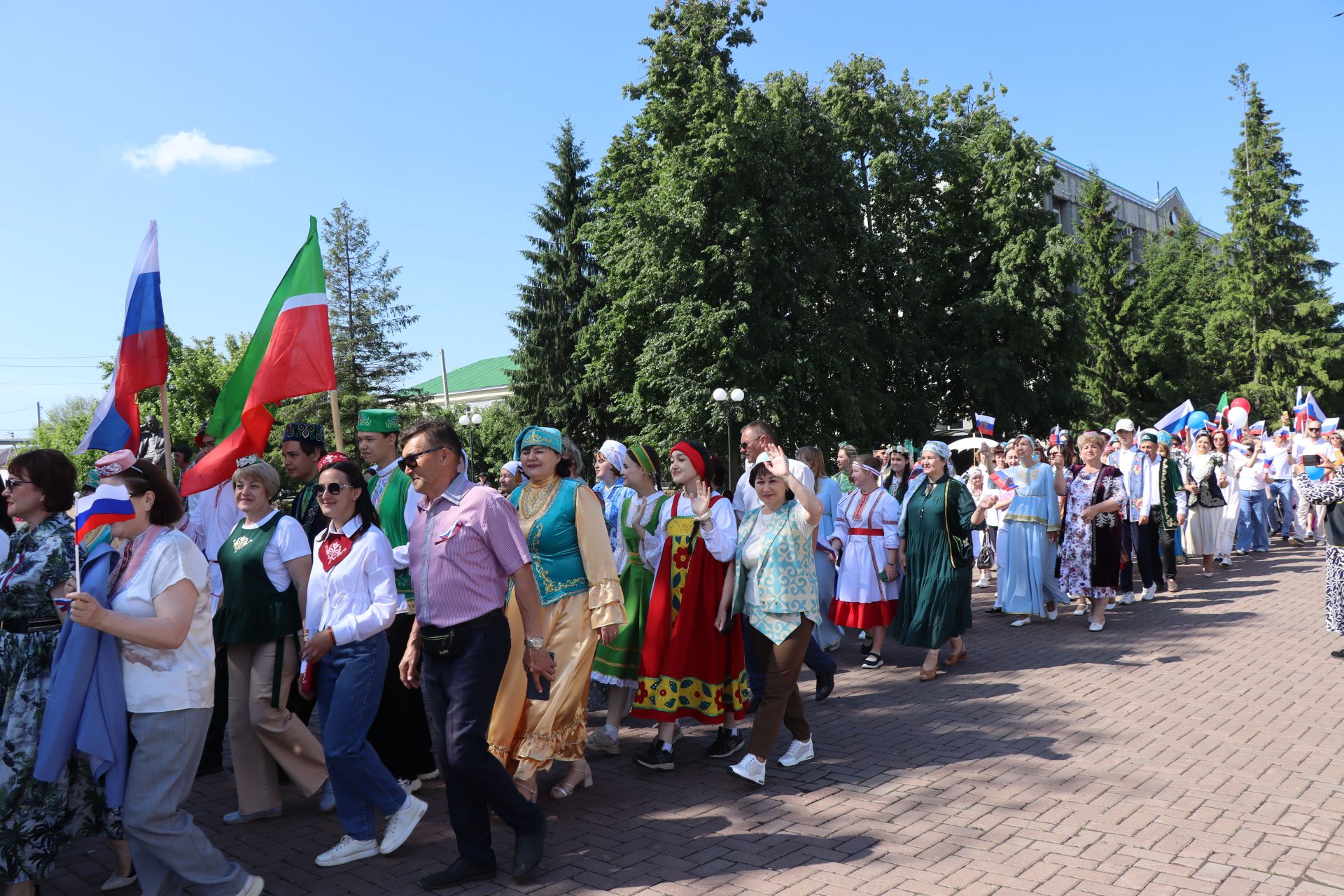 Единство народов: в Нурлате ко Дню России состоялся Парад дружбы