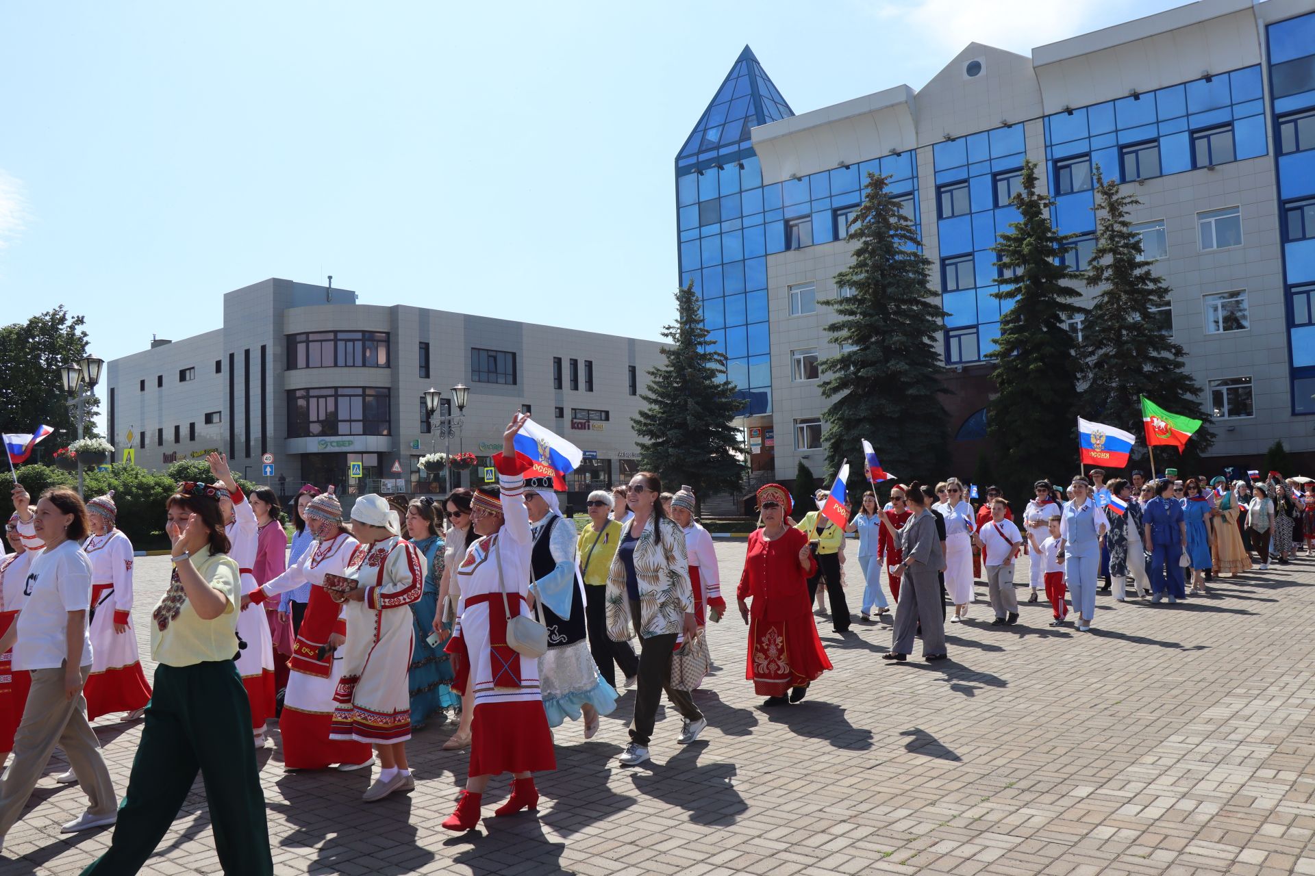 Единство народов: в Нурлате ко Дню России состоялся Парад дружбы