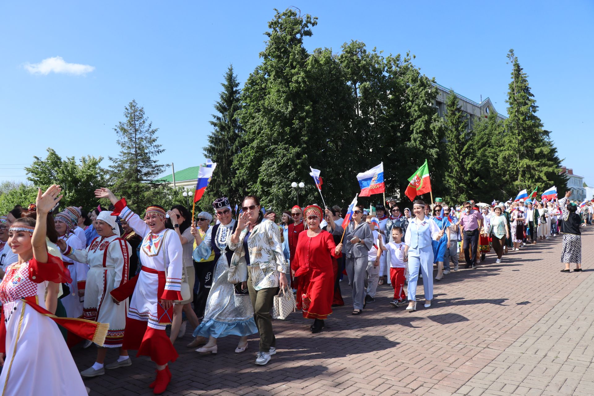 Единство народов: в Нурлате ко Дню России состоялся Парад дружбы