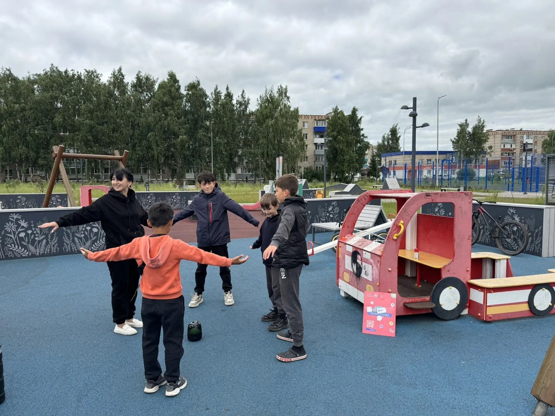 Игры, смех и сладкие призы: как «Грани» зарядили сквер «Нефтяник»