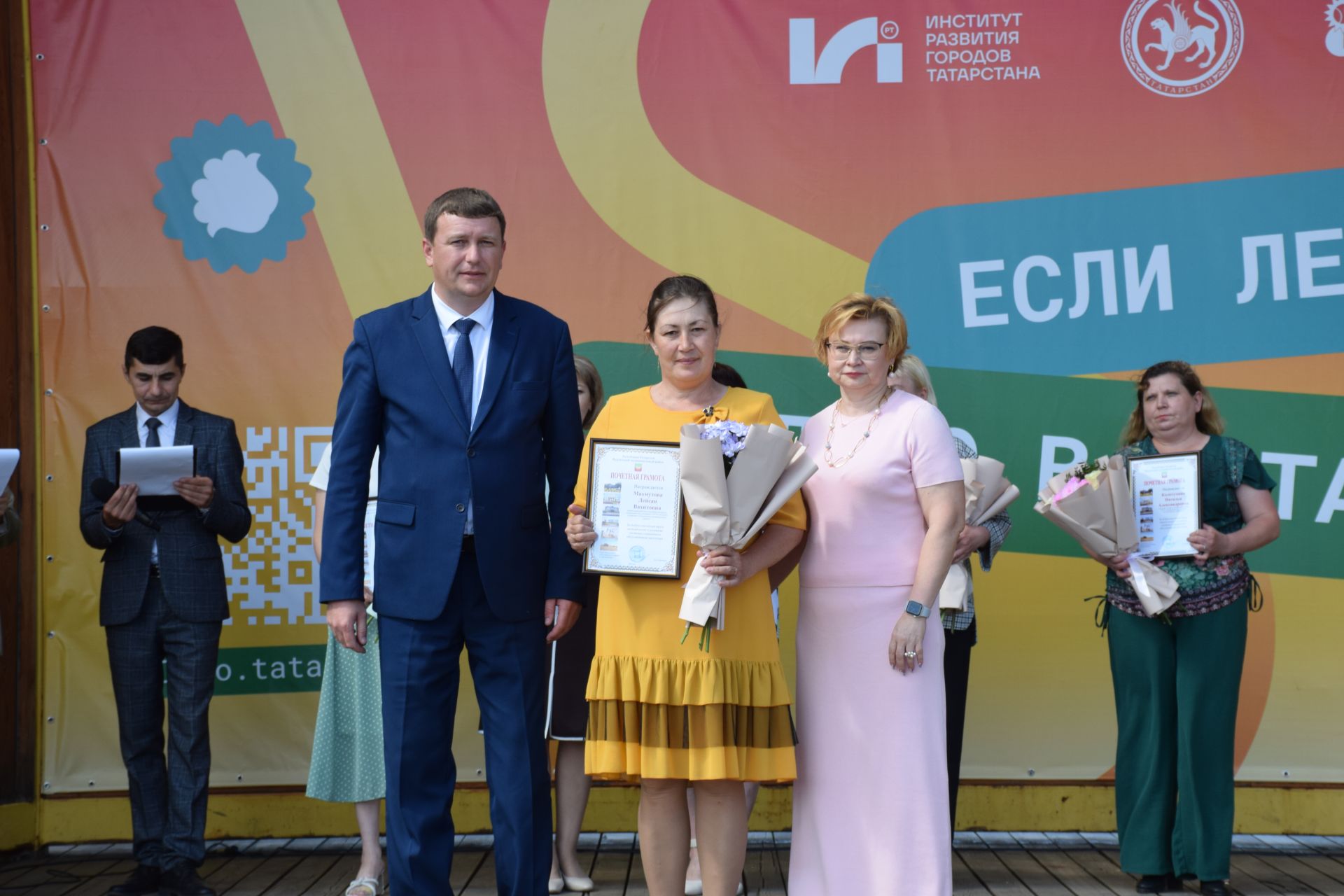 В Нурлате чествовали социальных работников (фоторепортаж)