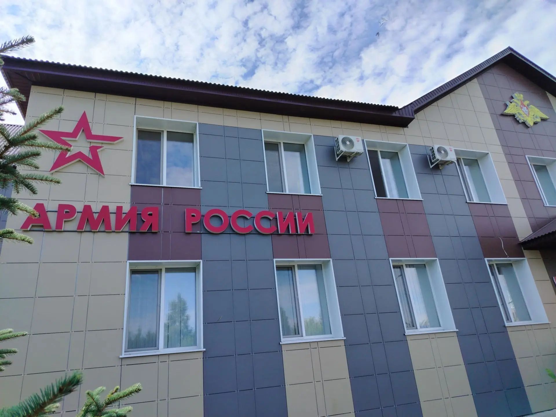 Глава Нурлатского района проверил ремонт школы, военкомата и благоустройство сквера