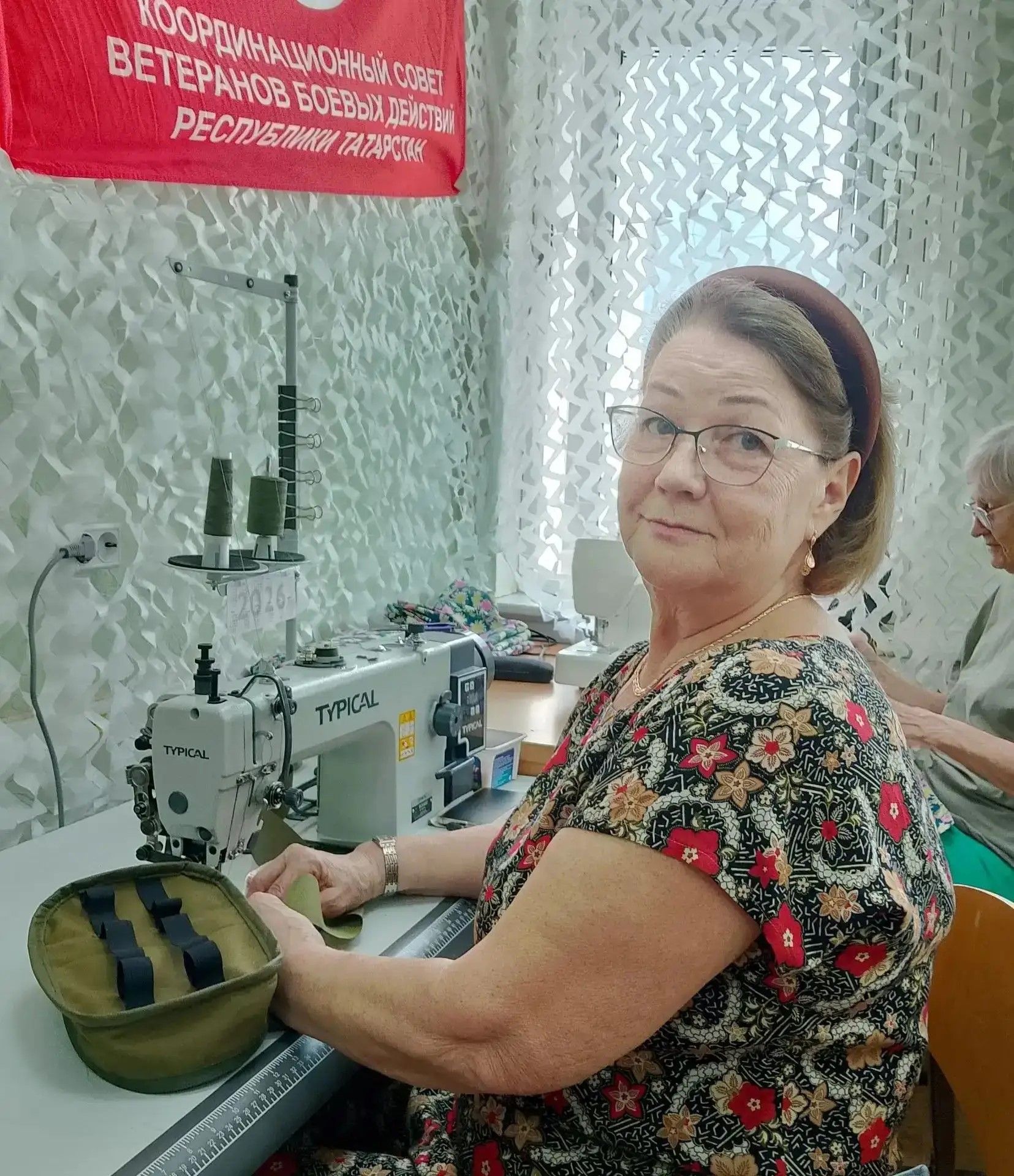 Волонтёры центра «Твори добро» в Нурлате шьют для бойцов СВО плащ-пончо, спальники и носилки