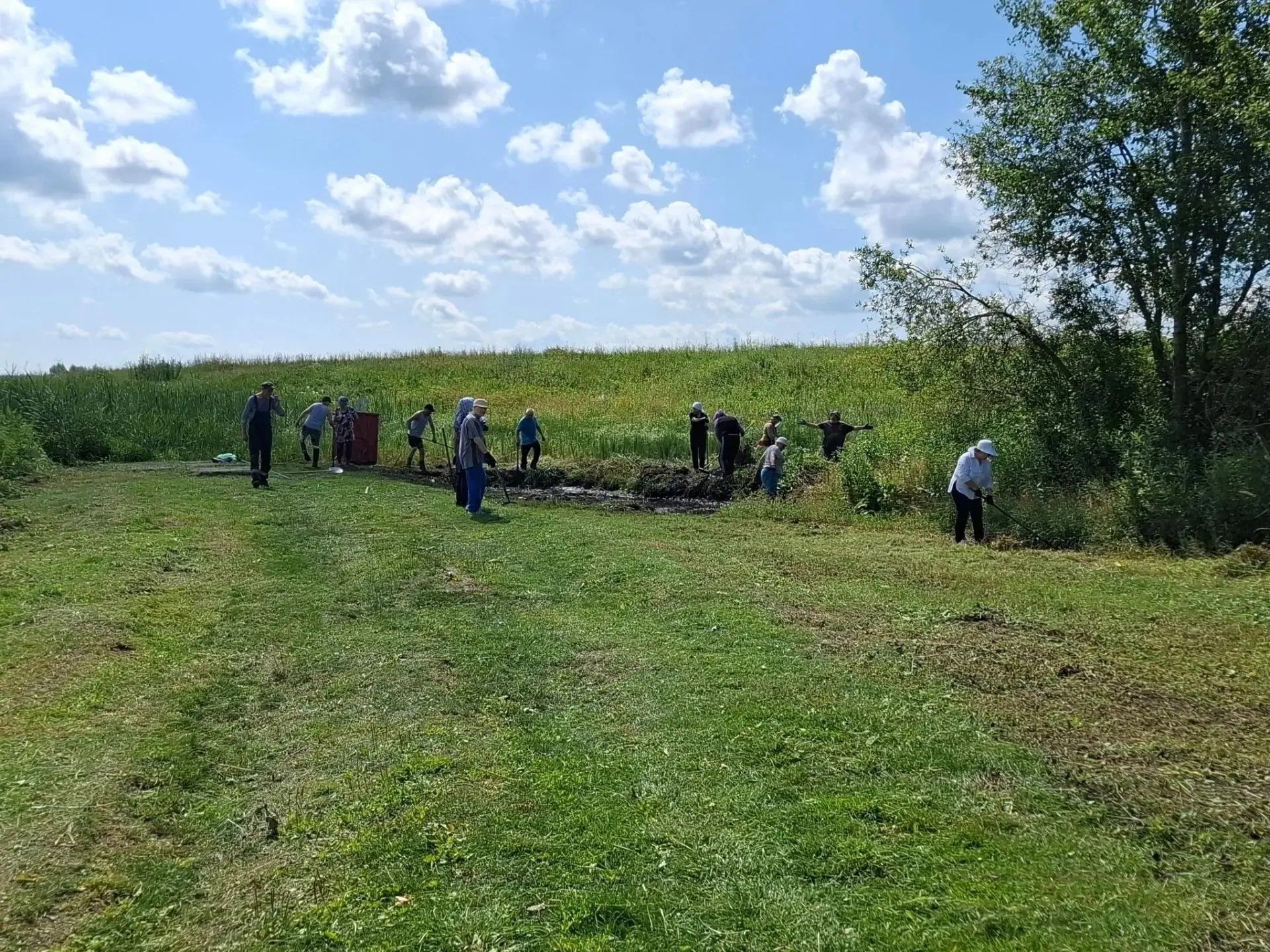 Жители Вишневой Поляны очистили святой источник