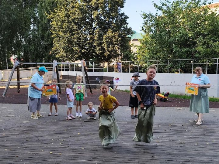 Нурлатның “Гаилә” скверында балалар өчен уен программасы узды