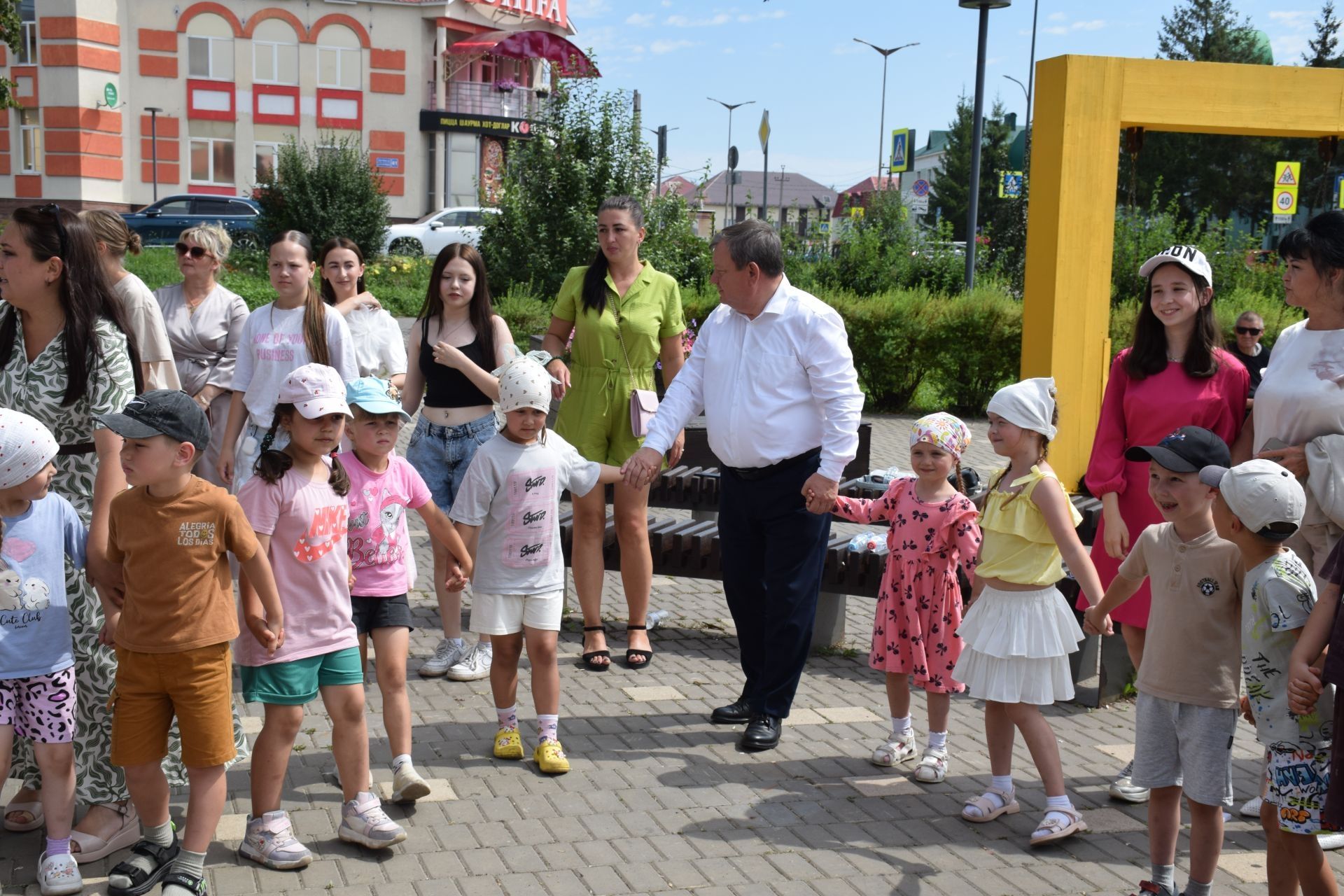 В нурлатском сквере почтили память детей Донбасса акцией «Белые ангелы»