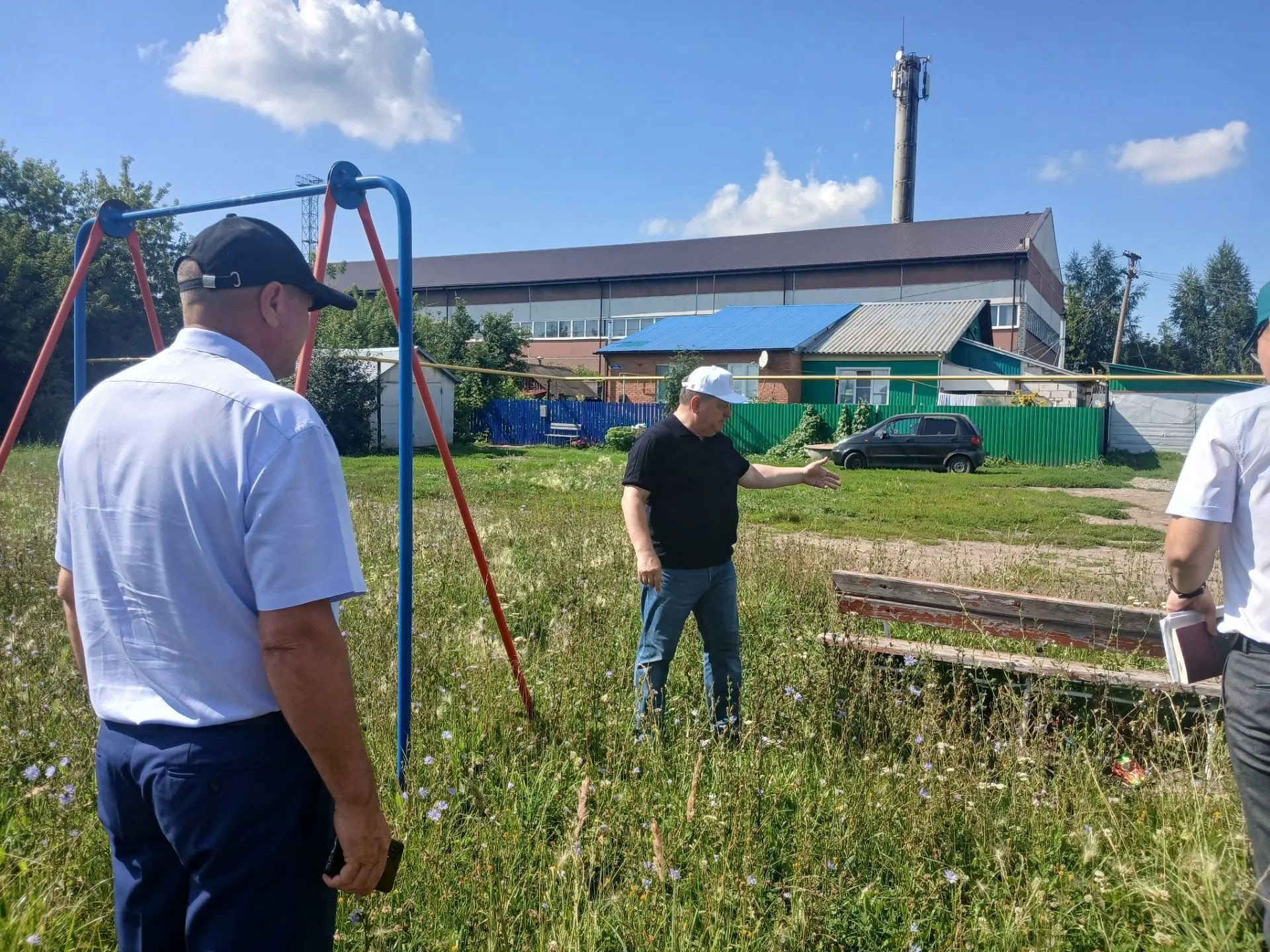 Дамир Ишкинеев проинспектировал благоустройство микрорайона Железнодорожников в Нурлате