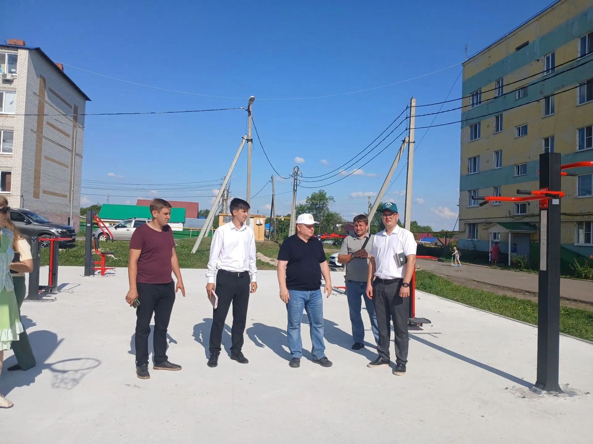Дамир Ишкинеев проинспектировал благоустройство микрорайона Железнодорожников в Нурлате
