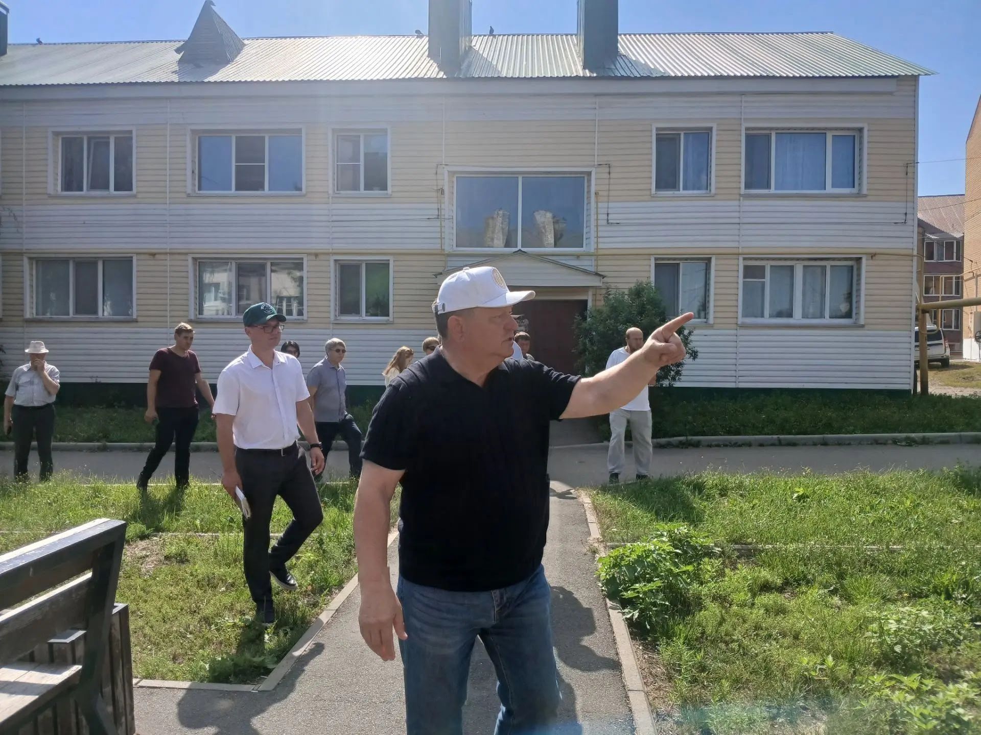 Дамир Ишкинеев проинспектировал благоустройство микрорайона Железнодорожников в Нурлате