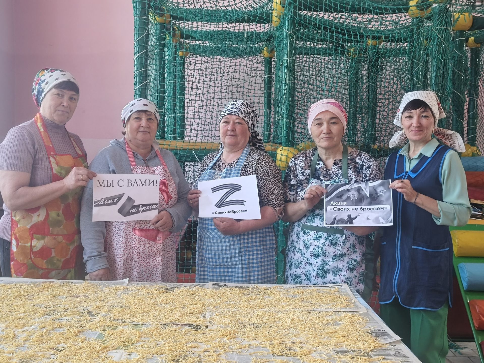 Жители Курманаево собирают посылки бойцам