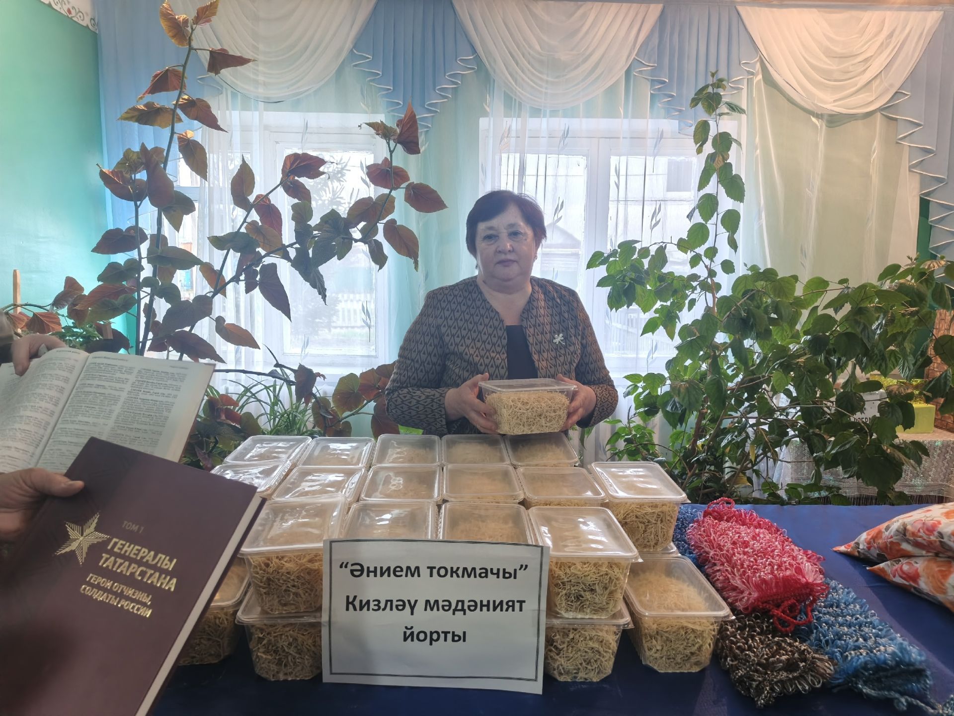 Жители Курманаево собирают посылки бойцам