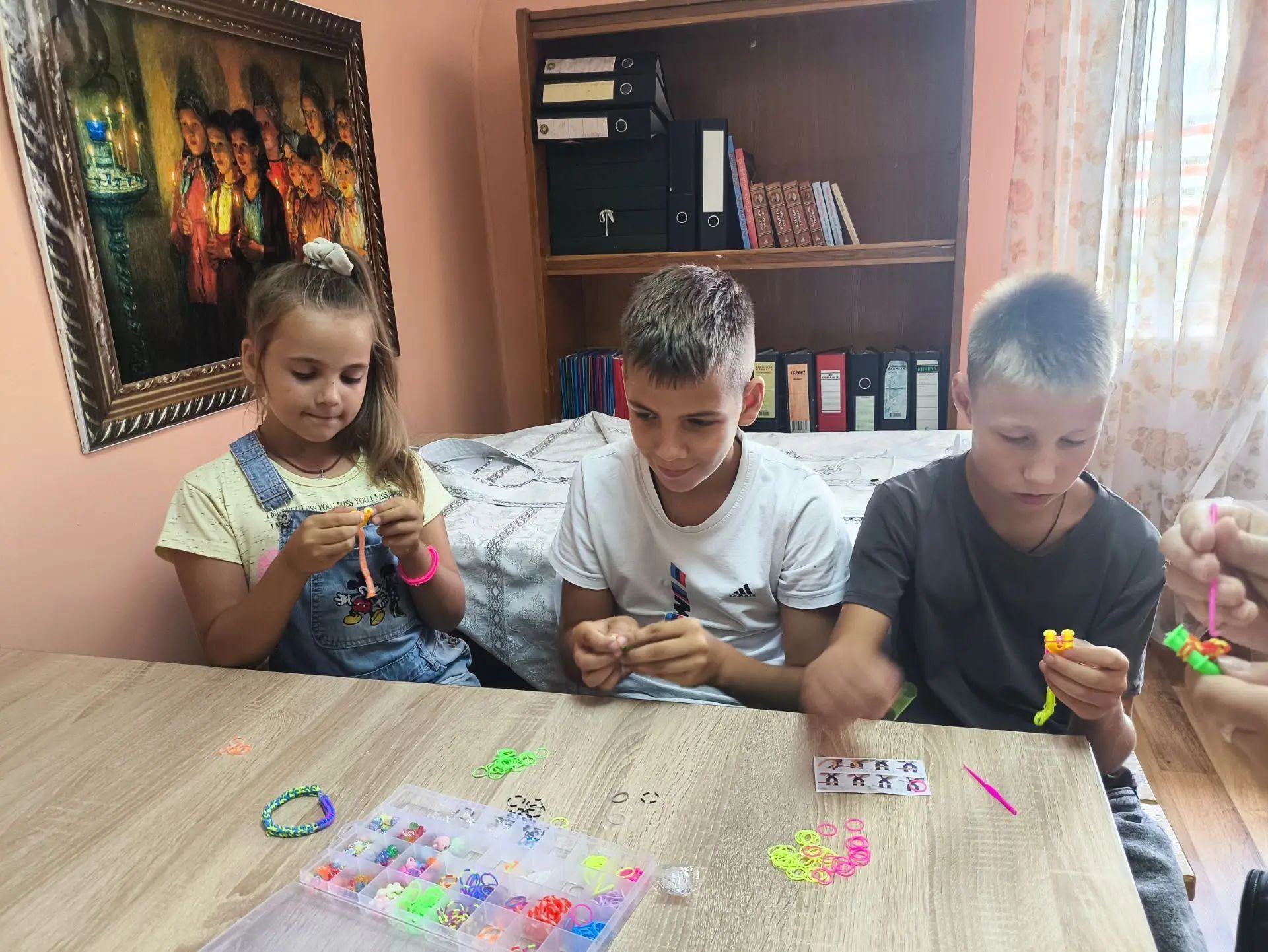 Тепло рук и сила молитвы: как в «Ильинском росточке» плели браслеты для воинов